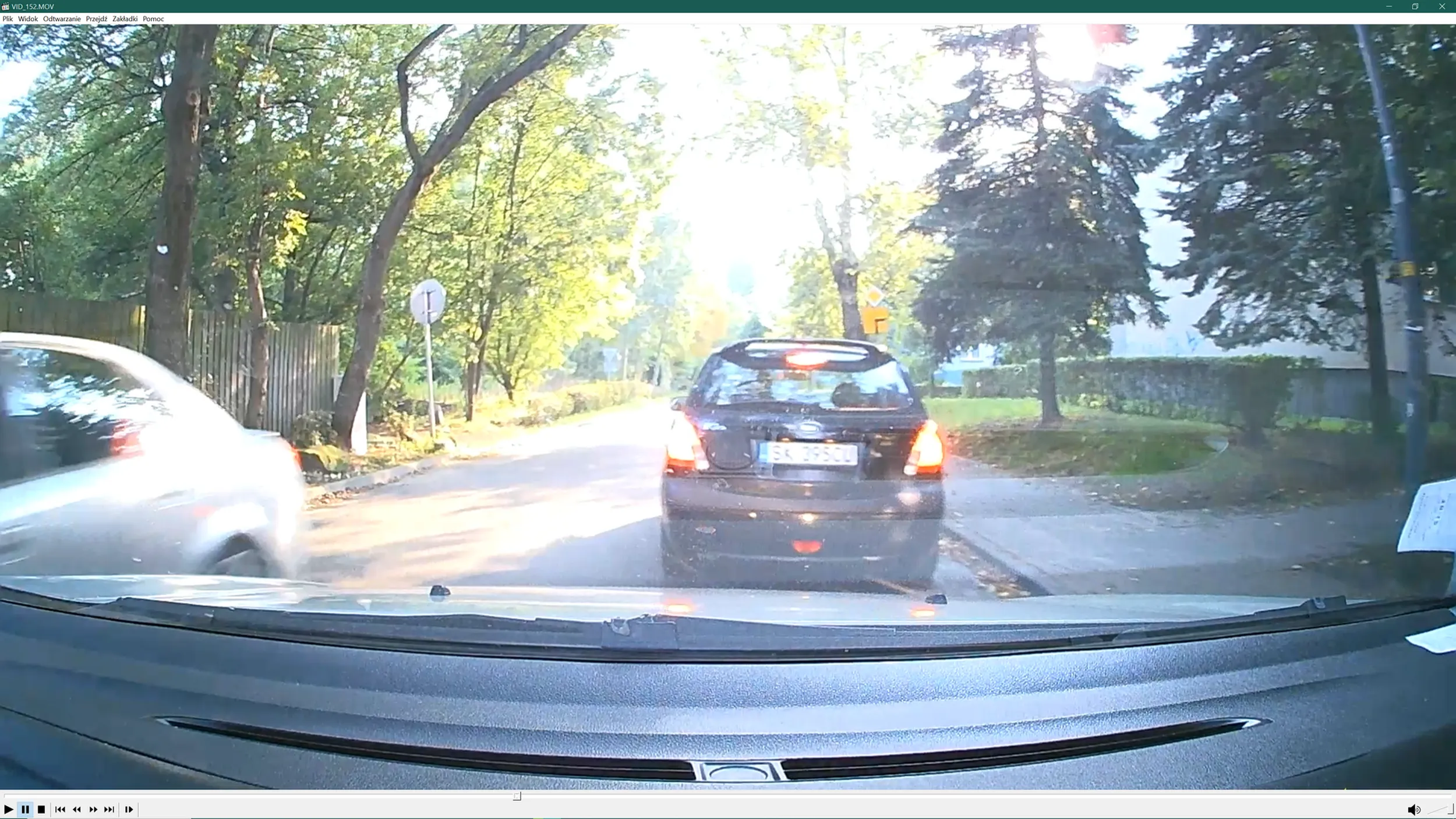 Zatrzymuje się  na drodze z zakazem zatrzymywania B-36 (starsza kobieta), widząc mój pojazd za sobą włącza światła niewidzialności aby pasażerowie „bezpiecznie” opuścili samochód, ma pretensje za zwrócenie uwagi utrudniania ruchu ( 20 metrów dalej jest parking). Po tym wszystkim straszy „ja tu też mieszkam” ,„uważaj na samochód”. Cały film na YT.