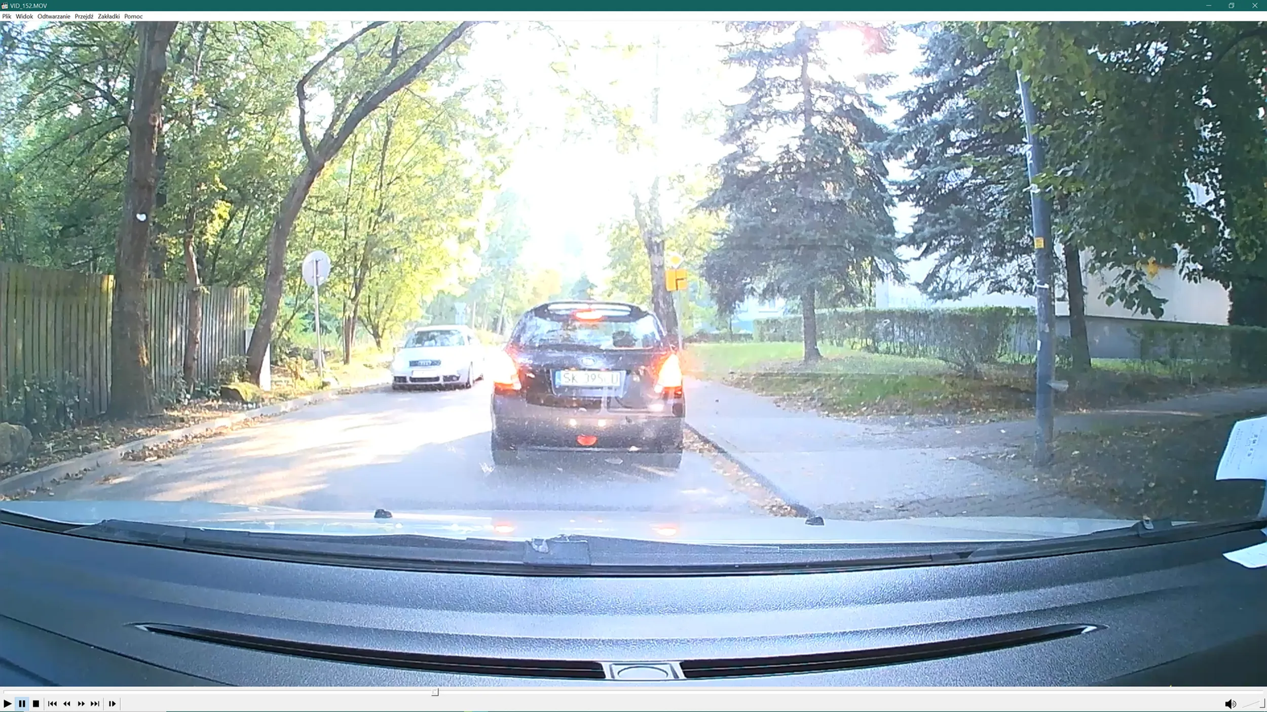 Zatrzymuje się  na drodze z zakazem zatrzymywania B-36 (starsza kobieta), widząc mój pojazd za sobą włącza światła niewidzialności aby pasażerowie „bezpiecznie” opuścili samochód, ma pretensje za zwrócenie uwagi utrudniania ruchu ( 20 metrów dalej jest parking). Po tym wszystkim straszy „ja tu też mieszkam” ,„uważaj na samochód”. Cały film na YT.