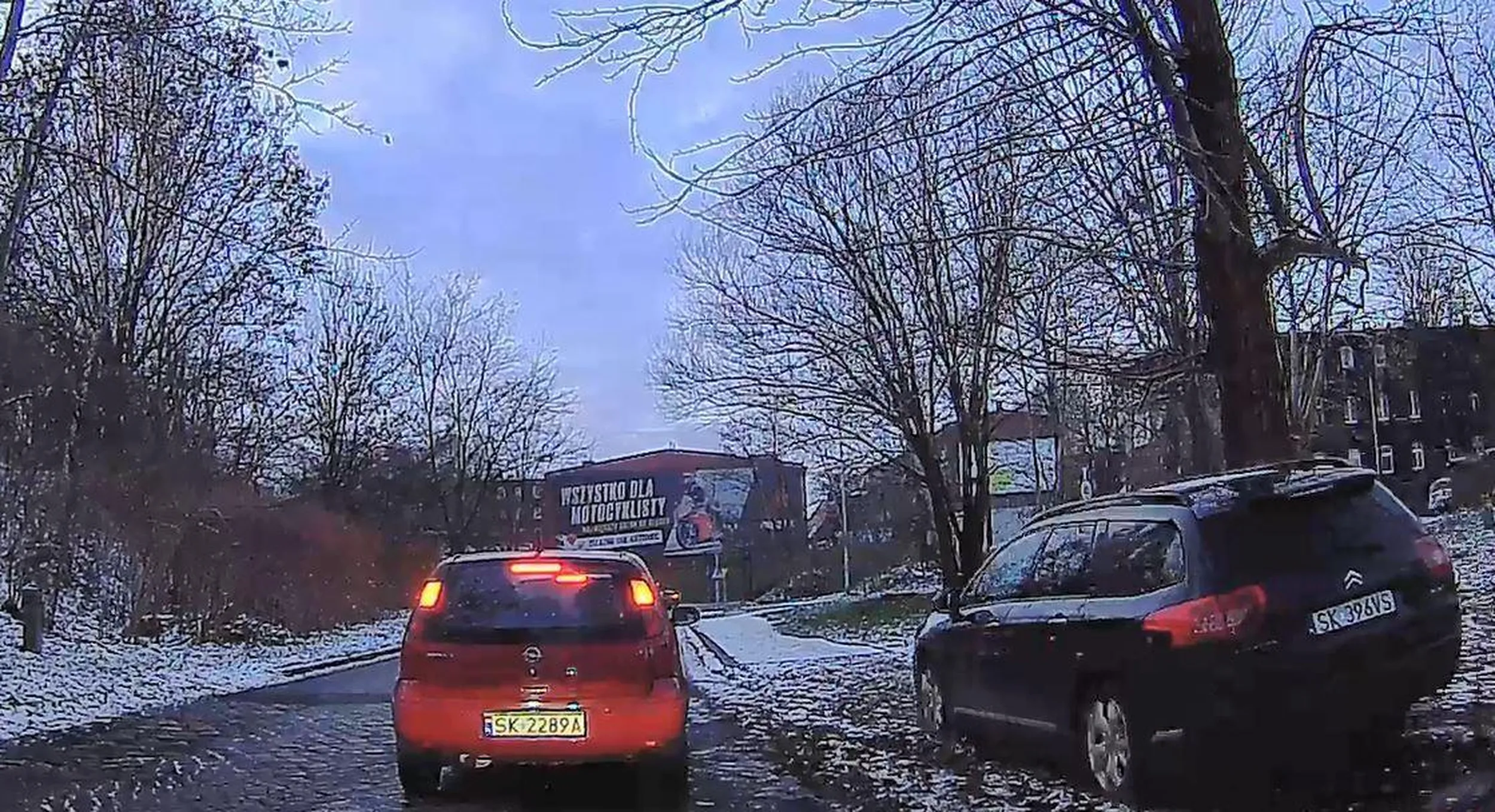 Jeździ po chodniku, w ten sposób omija korek. Chyba spieszy mu się do jego kamienicy w menelskiej dzielnicy Katowic, z kiblem na półpiętrze, więc jeździ między pieszymi.