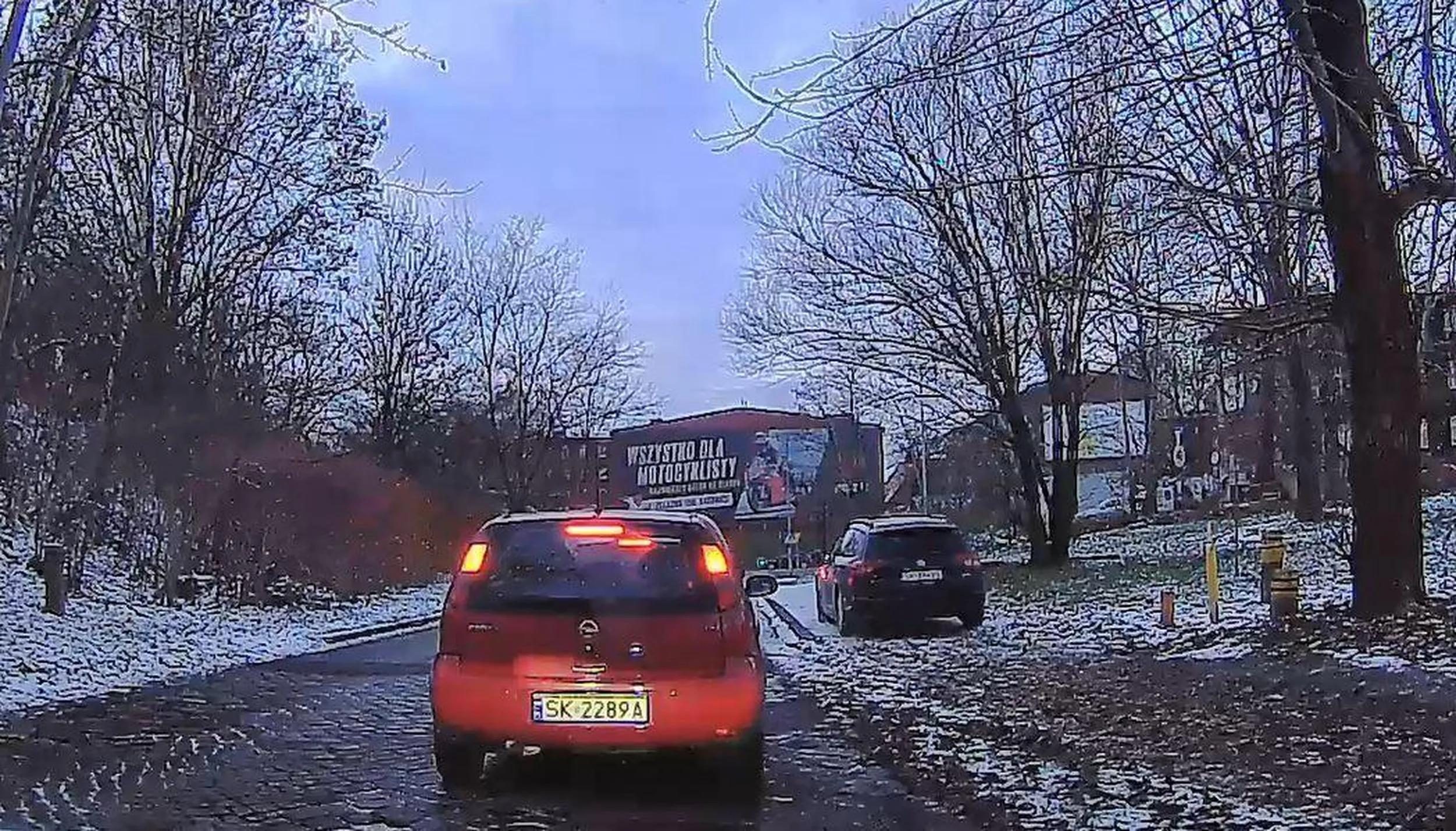 Jeździ po chodniku, w ten sposób omija korek. Chyba spieszy mu się do jego kamienicy w menelskiej dzielnicy Katowic, z kiblem na półpiętrze, więc jeździ między pieszymi.