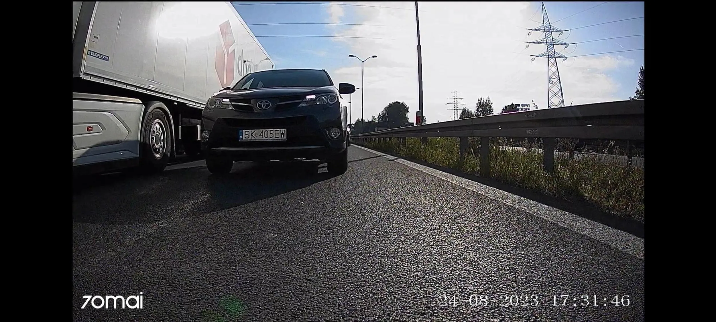 Celowo blokuje motocyklistów w korku