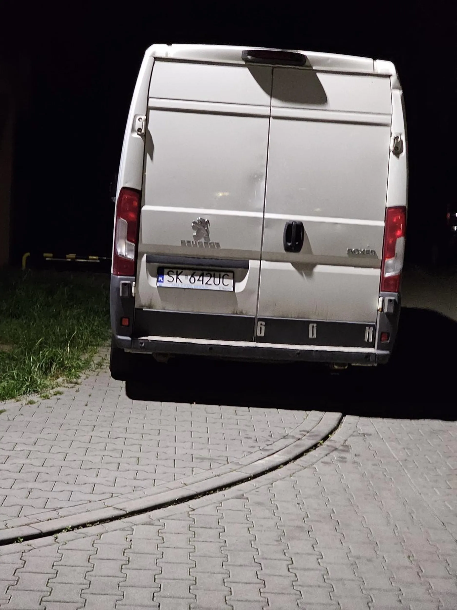 Imbecyl nie umiejący parkowac