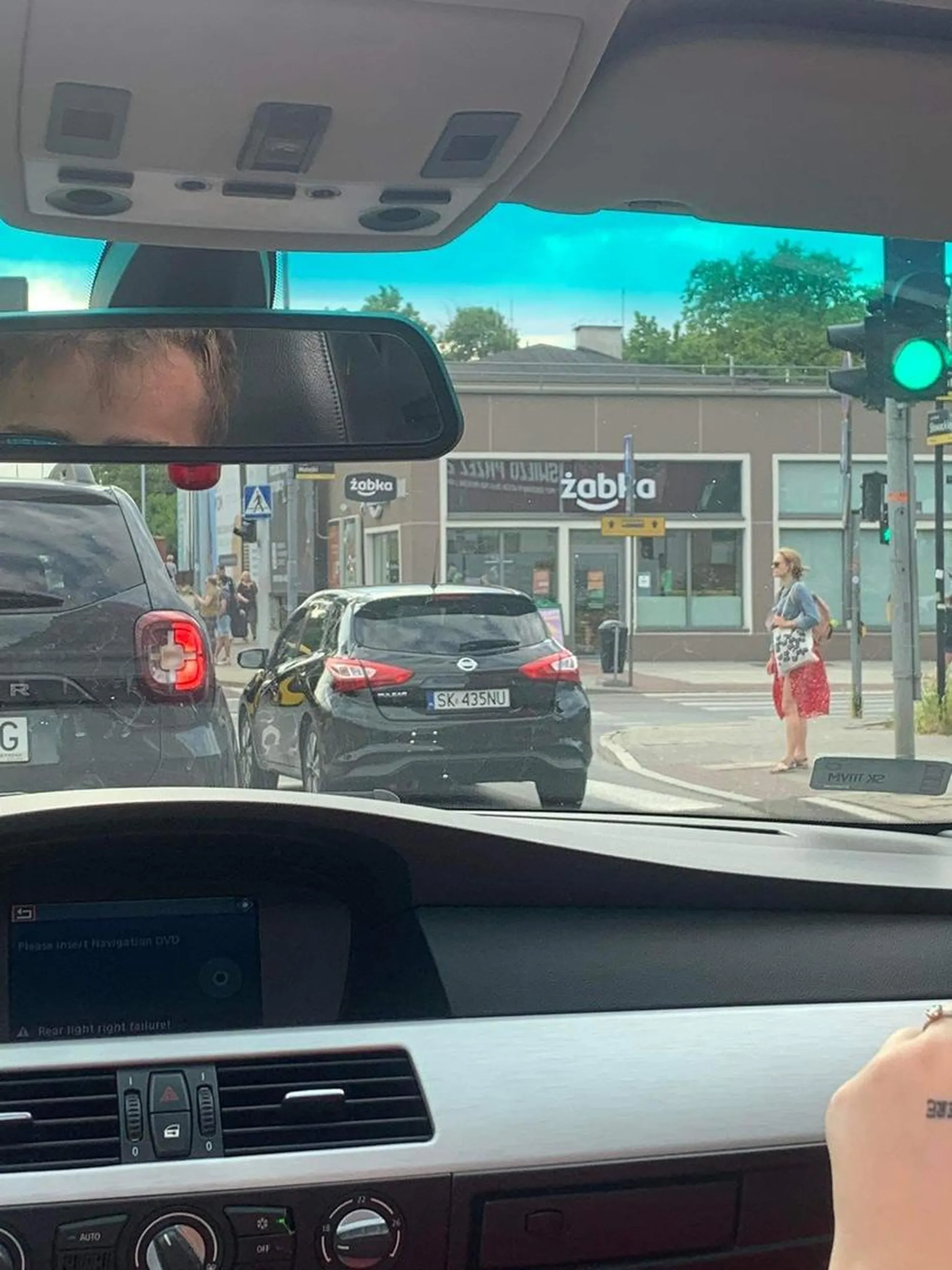 Nie pozdrawiam „cwaniaka” co omal mi się nie wbił w bok samochodu wymuszając pierwszeństwo pod galerią Katowicką po czym wyskoczył do mnie z pretensjami nie wiadomo o co, a nam sam koniec groził mi pałką teleskopową przez okno