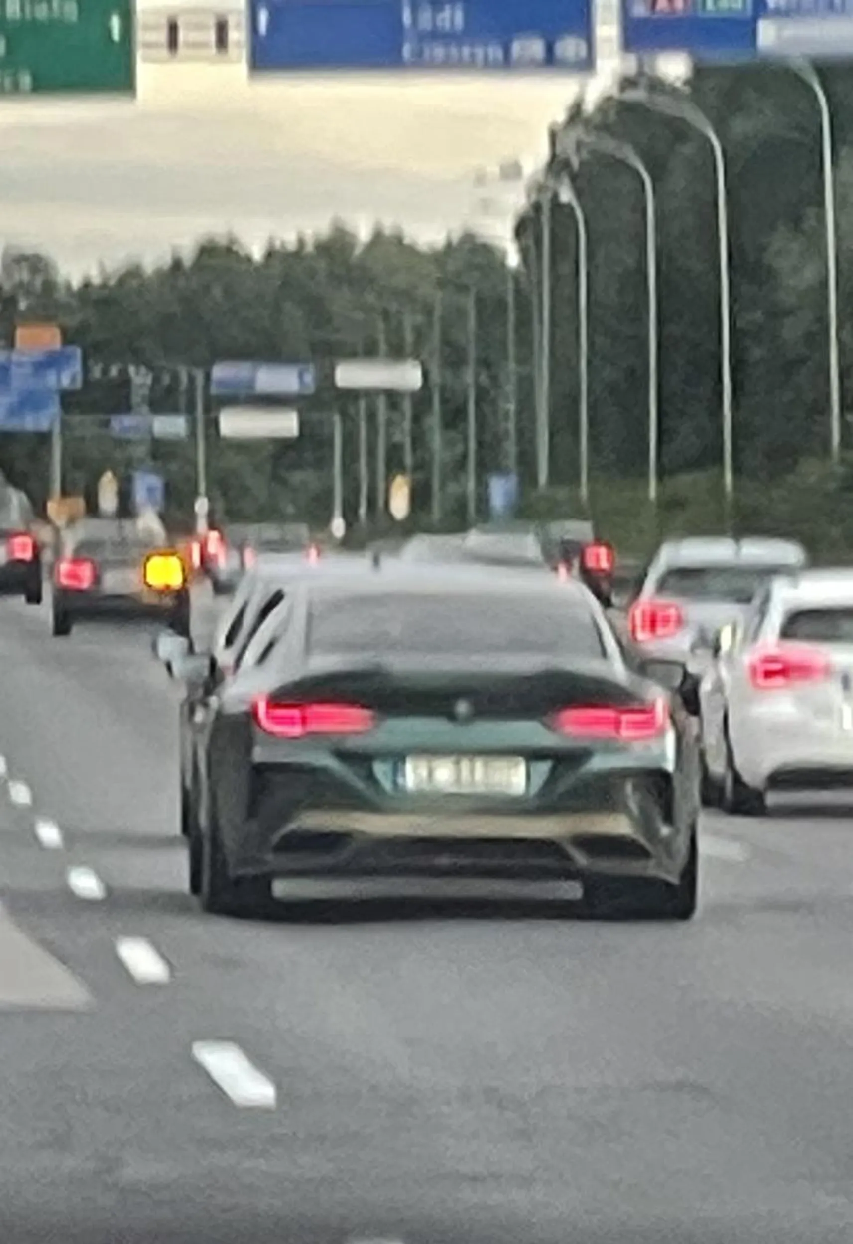 nie używa kierunkowskazów, zajeżdża ludziom drogę na al. Walenta Roździeńskiego, ale poza tym ładne auto :) jeździj trochę bezpieczniej