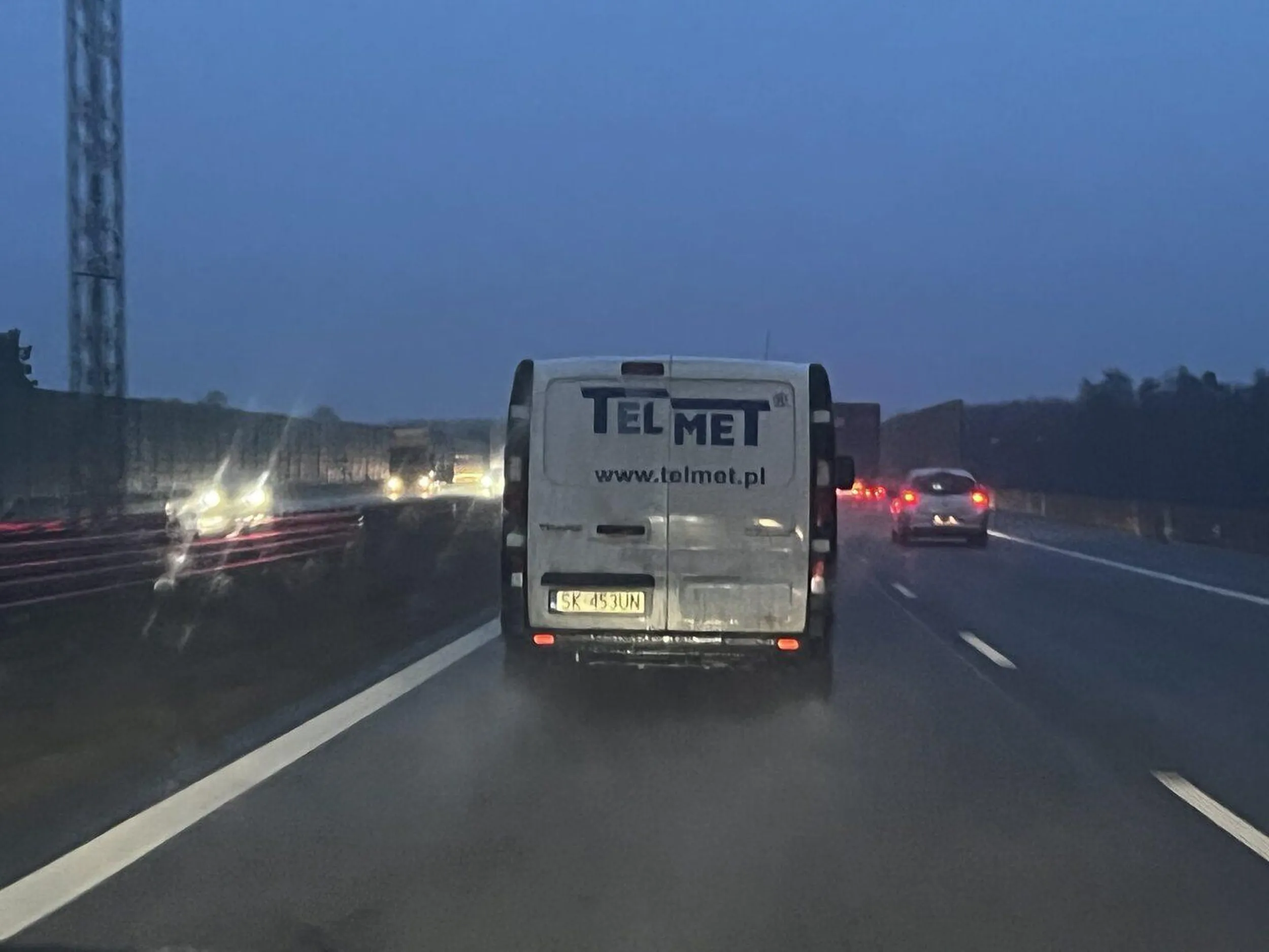 Jazda bez świateł pozycyjnych w takich warunkach, bardzo nieodpowiedzialnie p. Kierowco, nie wydaje się Panu?