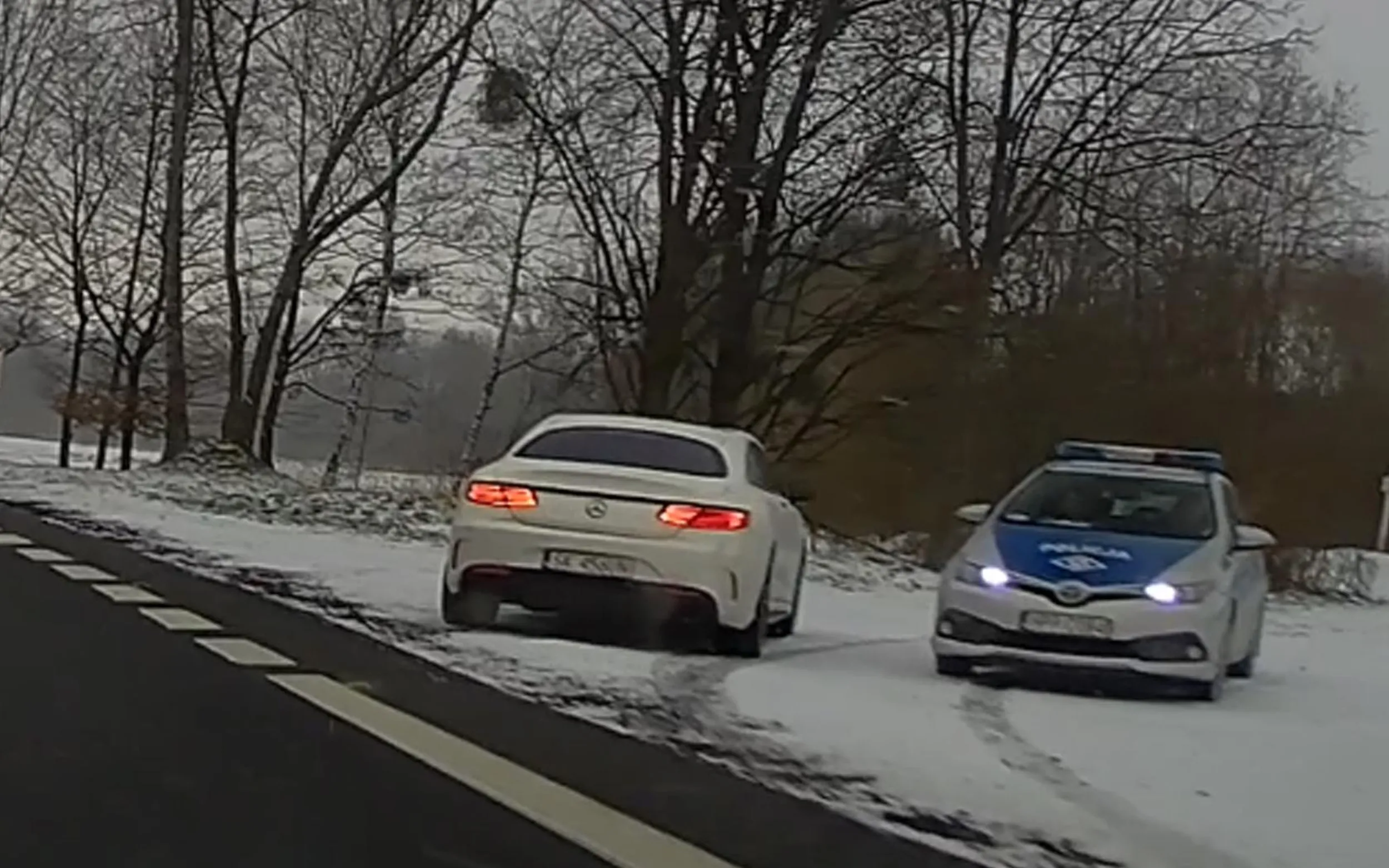 Jeździ jak szaleniec, na zderzaku, wyprzedza z prawej strony, tak że musiała go Policja z ruchu wyeliminować i ukarać. Mam nadzieję że niebawem cwaniaczek straci prawo jazdy.