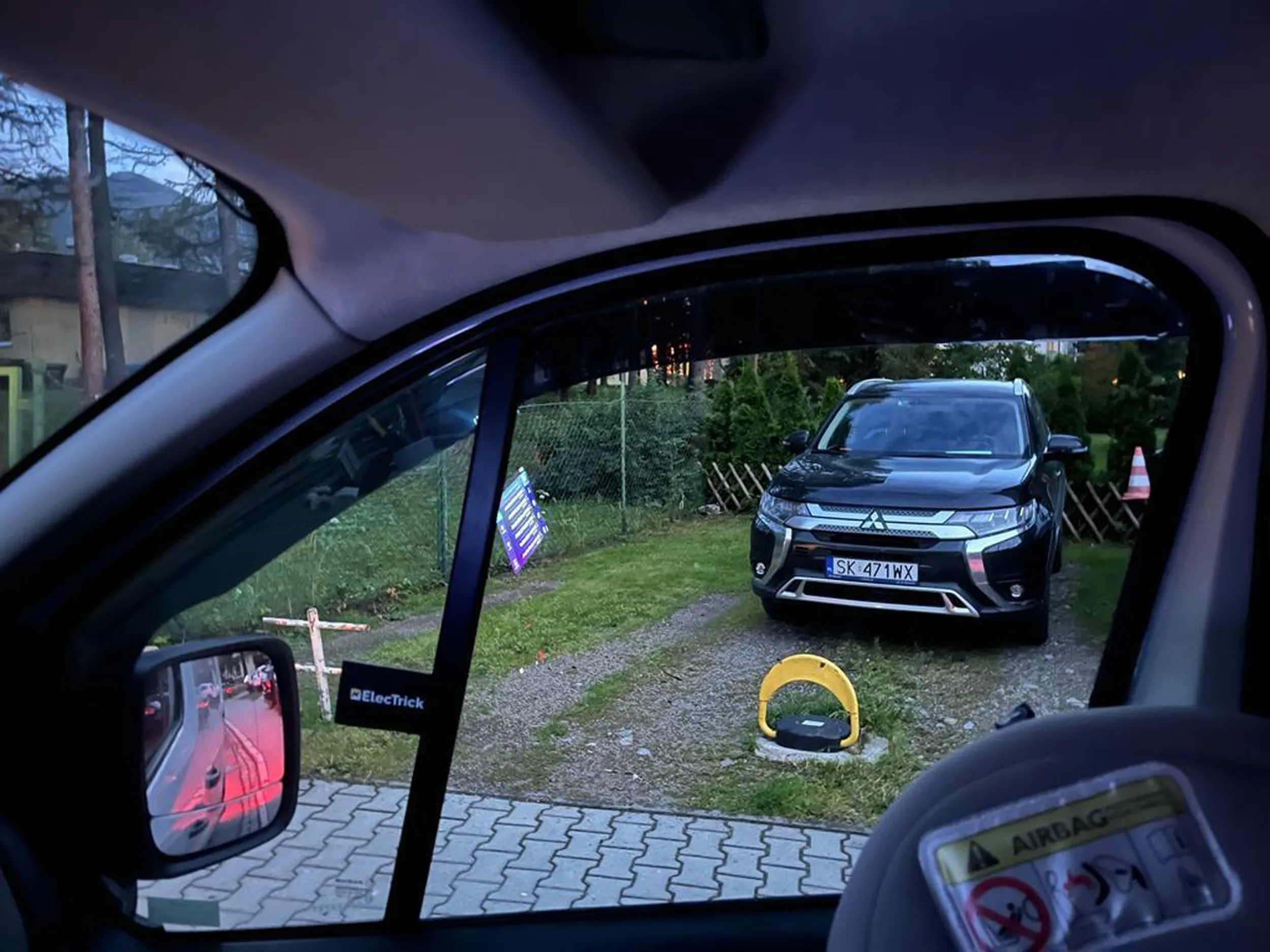 Kierowca tego auta stanął na moim prywatnym parkingu, który posiada wszelkie konieczne oznaczenia po czym podczas wyjazdu uszkodził zaporę parkingową i zbiegł z miejsca zdarzenia. Dodam, że na zaporze była naklejka z numerem do mnie. Kawał niewychowanego chama.