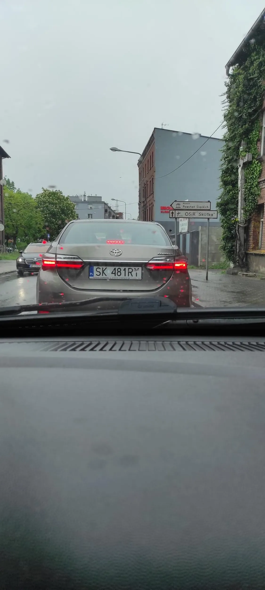 Kierowca ewidentnie nie zna przepisów ruchu drogowego ..