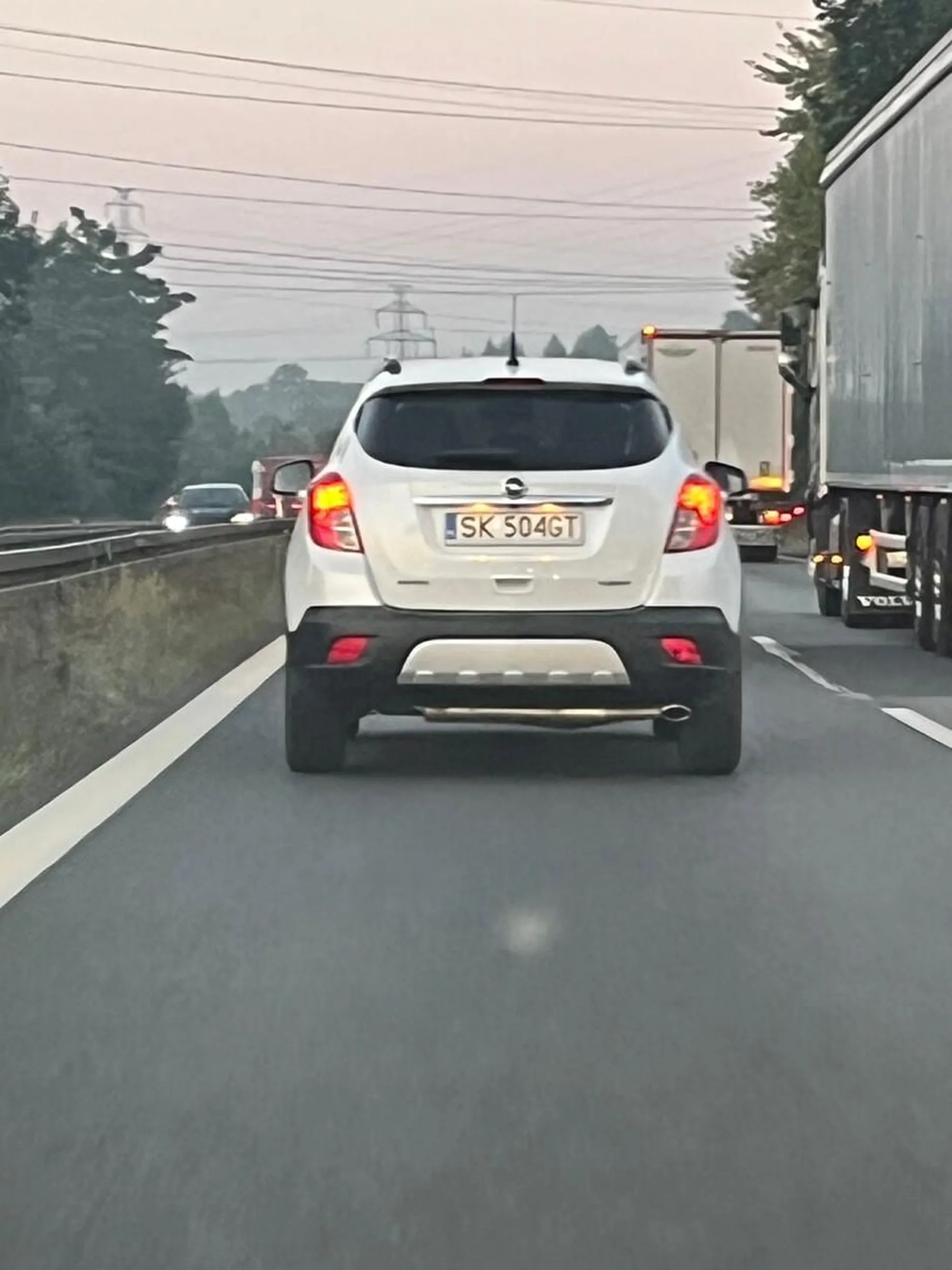 Uwaga. Zjeb z małym fiutem. Jeździ ponad setkę w zabudowanym, brawurowo wyprzedza i siedzi na zderzaku.