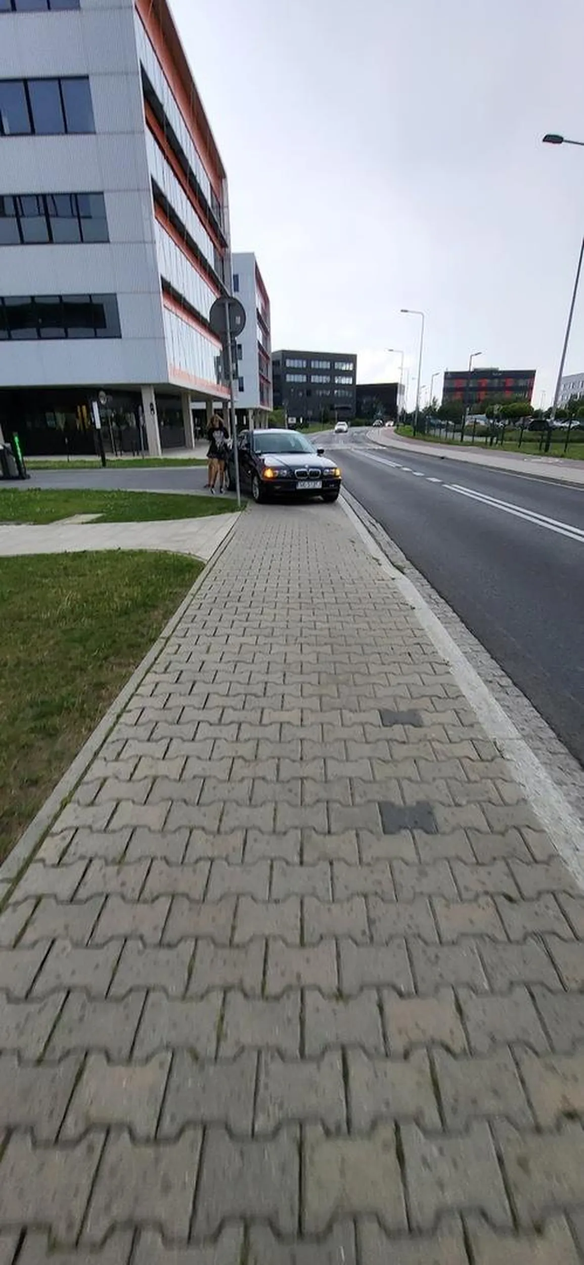 Wysiadły, zostawiły samochód profesjonalnie zaparkowany i sobie poszły.