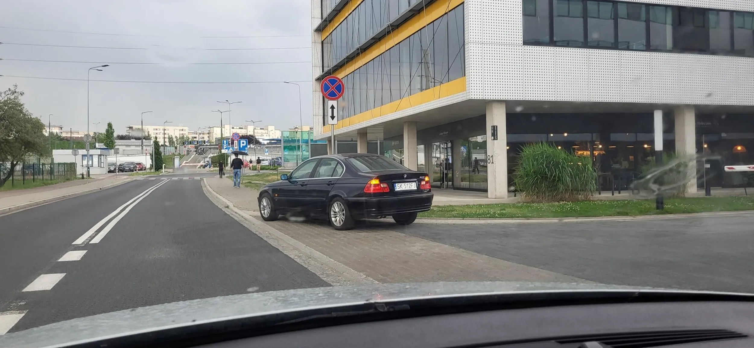 Wysiadły, zostawiły samochód profesjonalnie zaparkowany i sobie poszły.