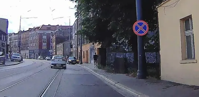 Kolega i jego chłopak z Audi nie znają znaków, prawko do oddania do urzędu. No ale stylizacja paznokci ważniejsza, samo się nie zrobi.