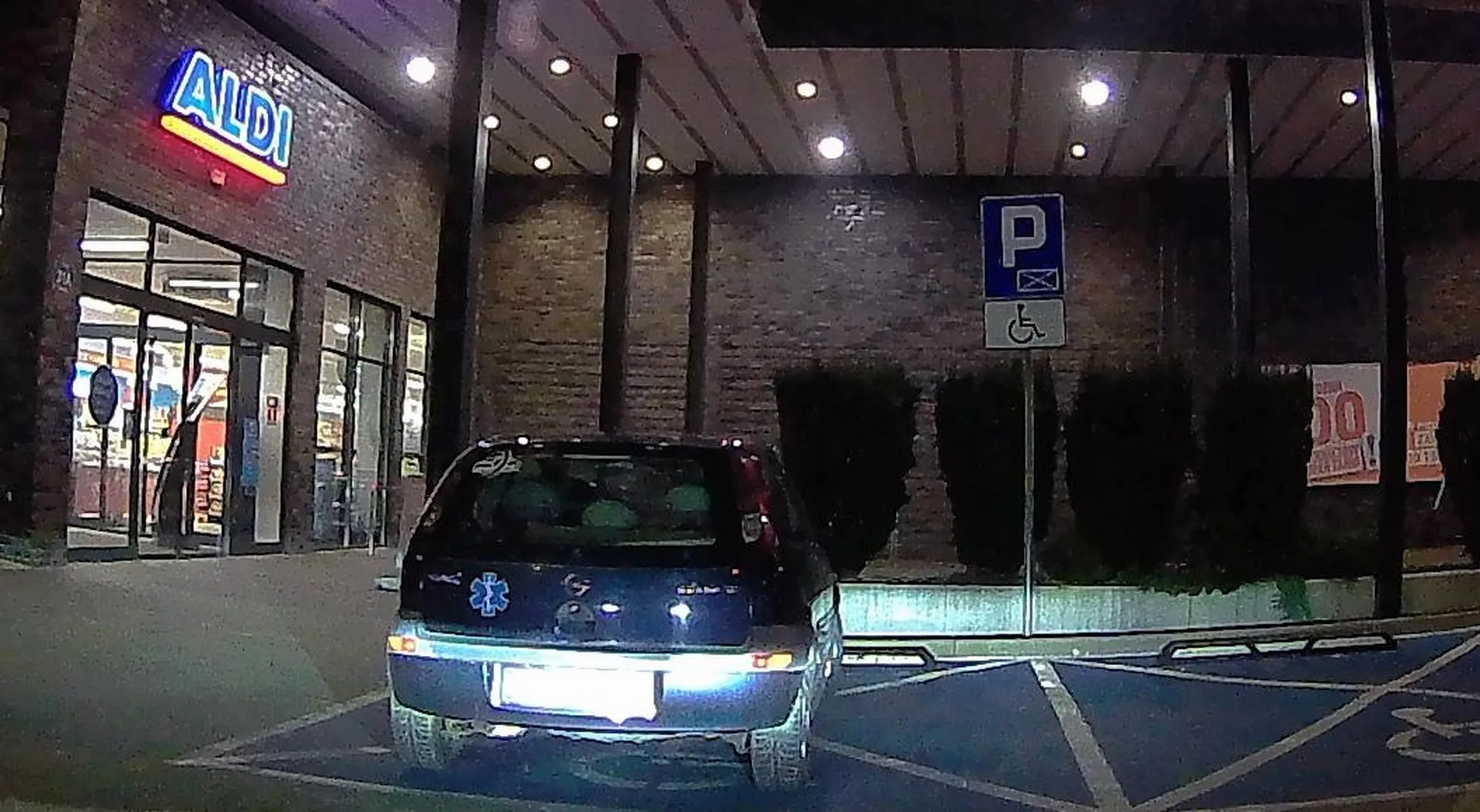 Szanowny pan udający ratownika medycznego, bo na to trzeba mieć studia, a ma jedynie kurs pierwszej pomocy, uzurpuje sobie prawo do parkowania na miejscach dla os. niepełnosprawnych, pomimo że do tego też nie ma uprawnień (nie ma karty parkingowej dla os. niepełnosprawnej ani takiej osoby nie przewozi, a przyjechał do sklepu pod blok na zakupy spożywcze). Okleił sobie starą Corsę podartymi naklejkami, ubiera się w odblaskowy strój i myśli, że w ten sposób jest ponad prawem.