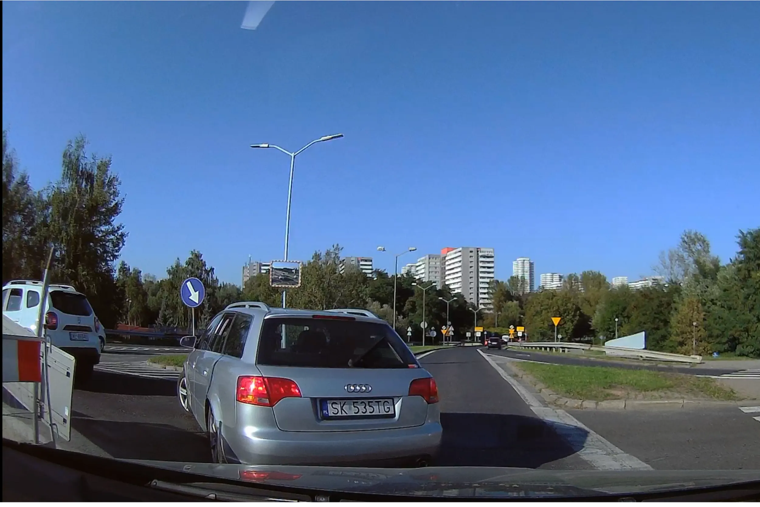 skręcanie w lewo na nakazie jazdy na wprost - pasażerka agresywna