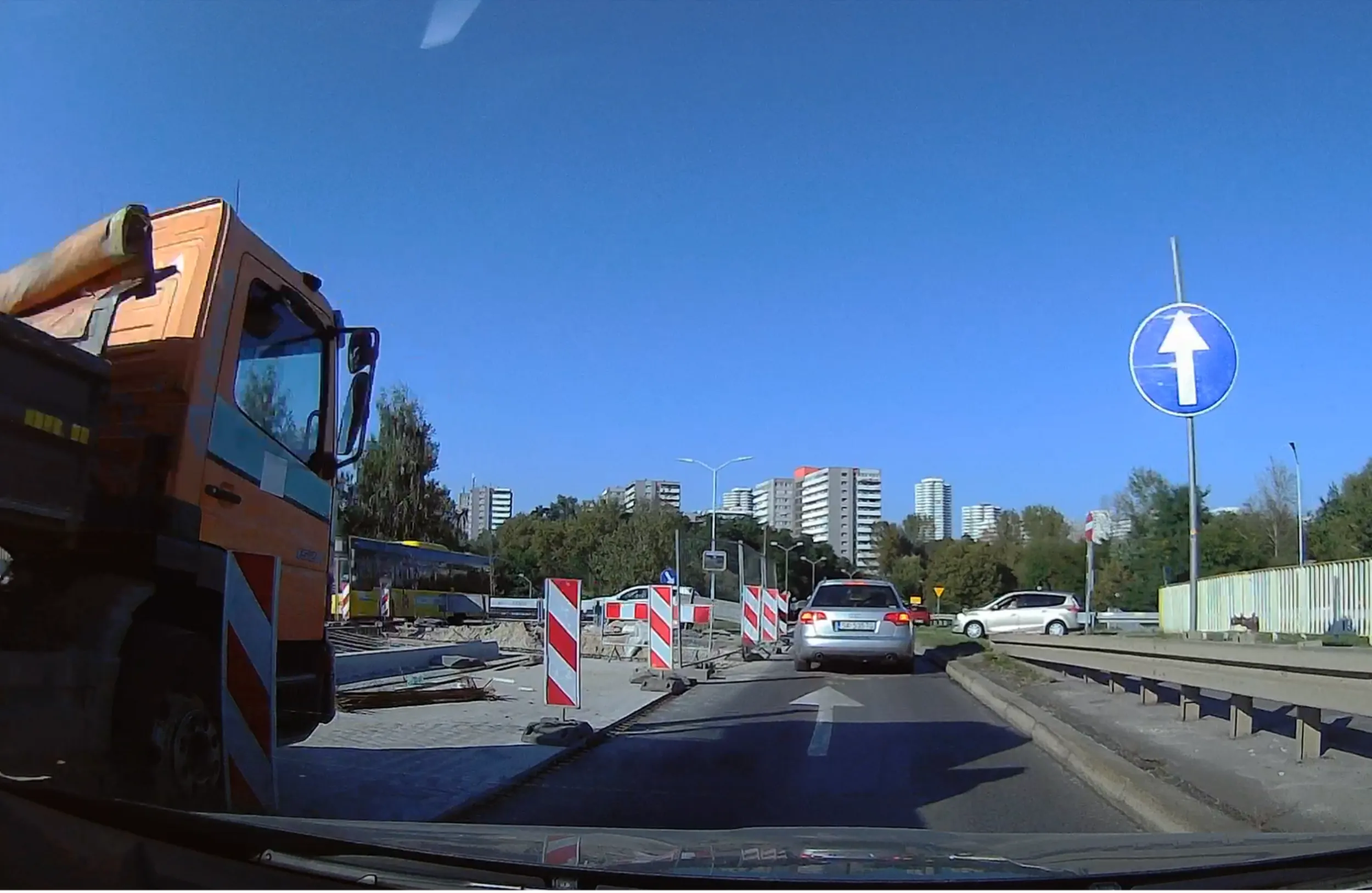 skręcanie w lewo na nakazie jazdy na wprost - pasażerka agresywna