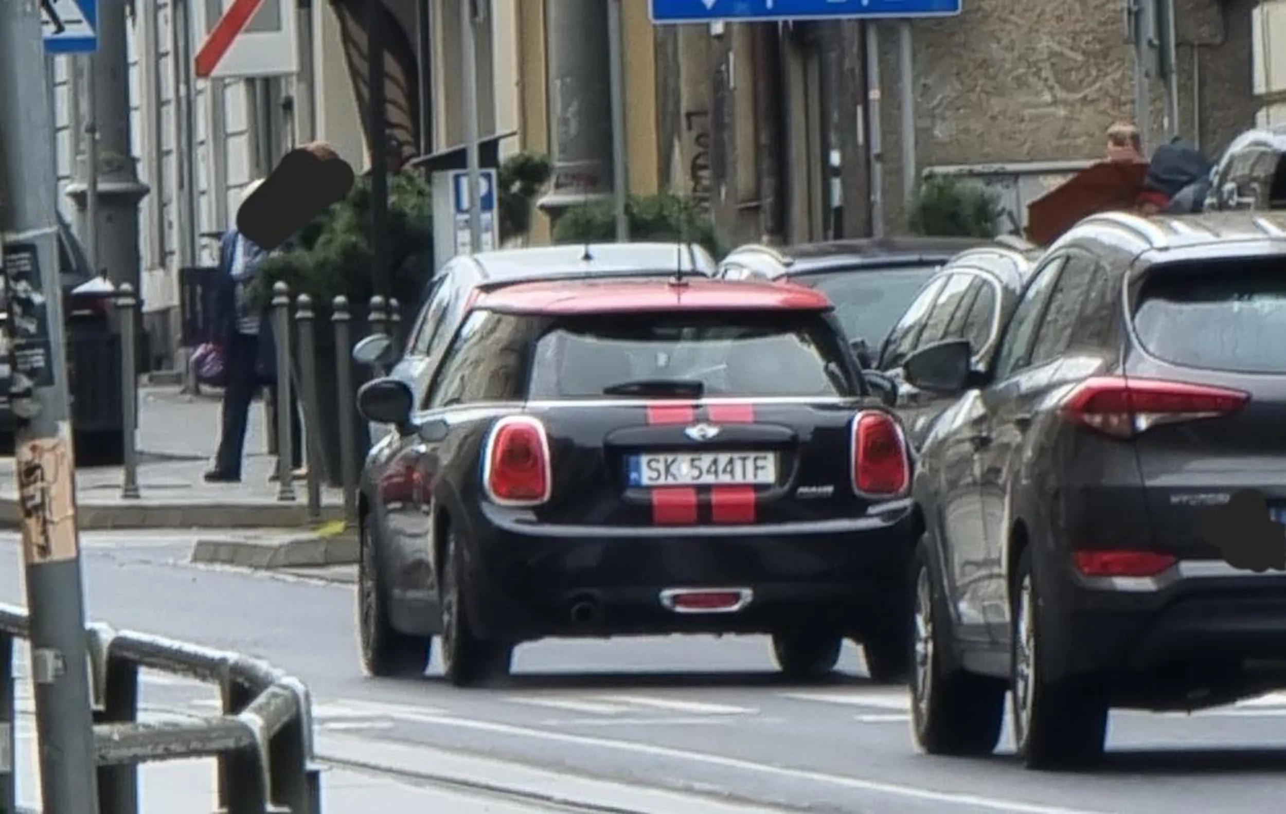 15 mają o 13.30 na pl. Miarki w Katowicach ruszyłeś na przechodnia wchodzącego na pasy. Na szczescie wykazałeś się refleksem i zdążyłeś pokazać środkowy palec... Dobrze ze masz tak rzucającego się w oczy szrota, łatwo będzie w przyszłości zauważyć...