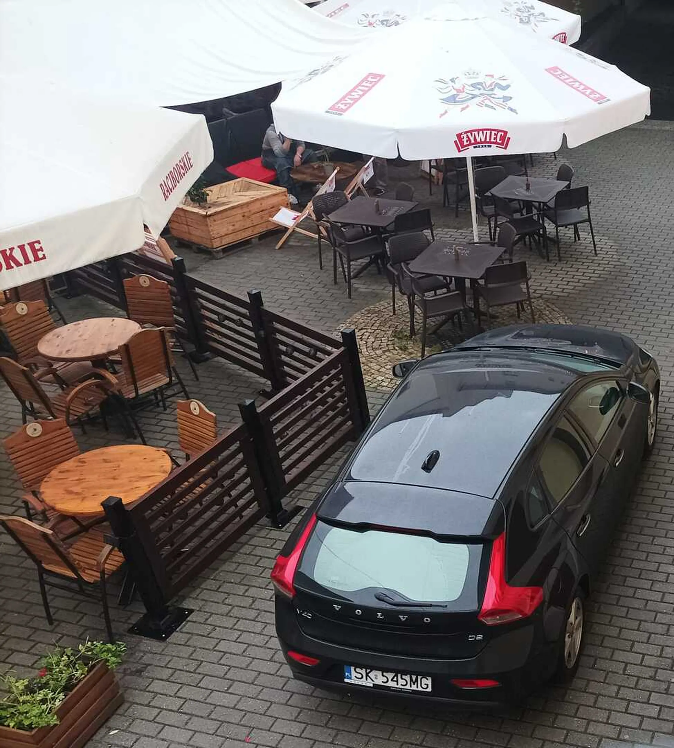 Kierowca parkując na zakazie (B36) uniemożliwił swobodne poruszanie się pieszych, osób niepełnosprawnych na wózkach inwalidzkich oraz rodzin z dziećmi w wózkach. Dodatkowo samochód zablokował swobodne wejście mieszkańców do kamienicy, gdyż został ustawiony tuż przed drzwiami.