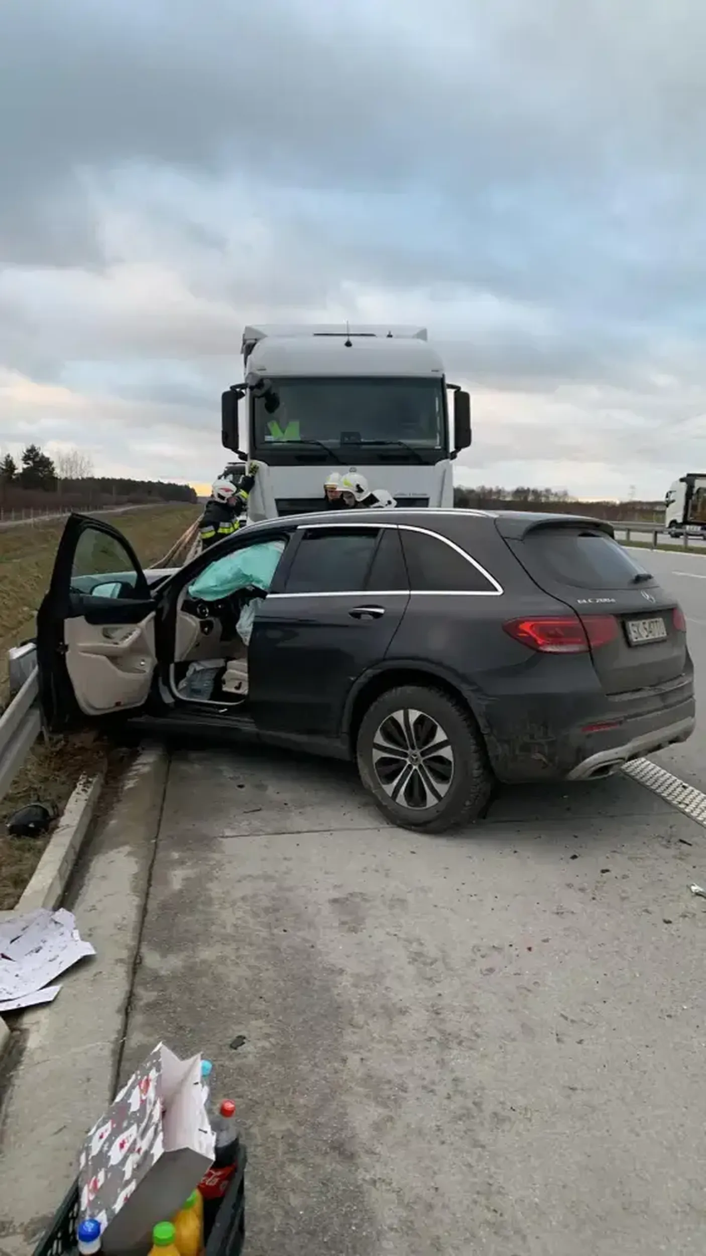 Baba za kierownicą na autostradzie o 3 pasach: https://www.piotrkowski24.pl/wypadek-na-a1-kierujaca-zasnela-za-kierownica/