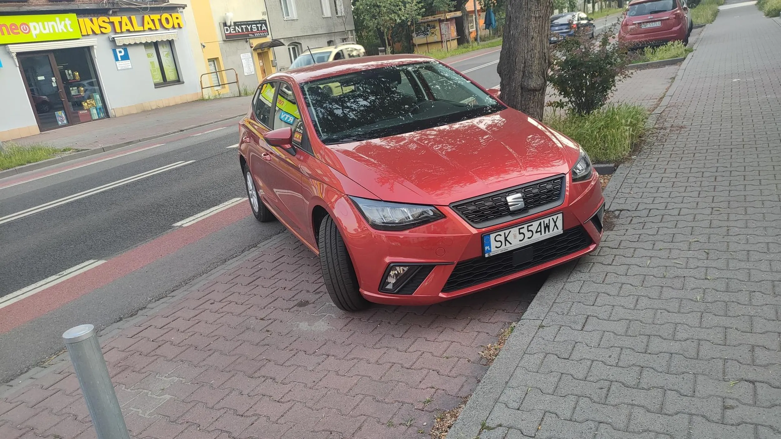 20 czerwca 19:56 - parkowanie na drodze rowerowej w Katowicach na Jankego.