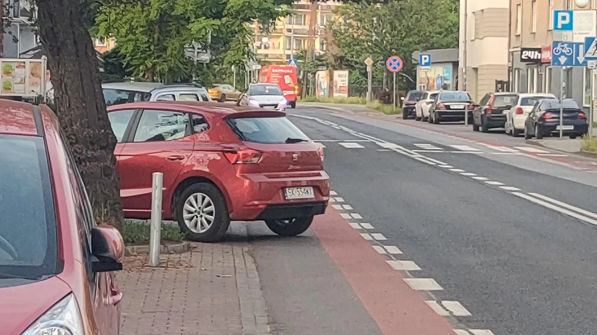 20 czerwca 19:56 - parkowanie na drodze rowerowej w Katowicach na Jankego.