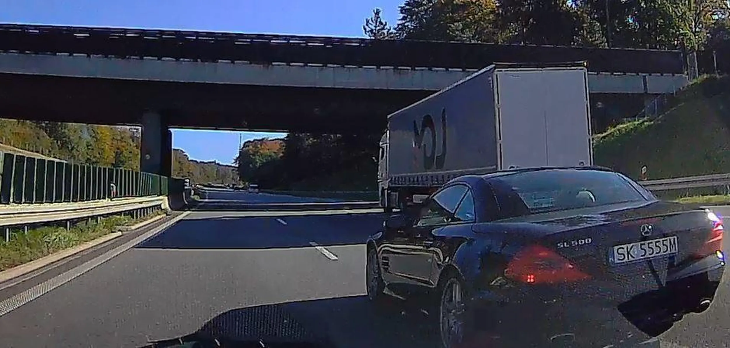 Kolejny Sebastian, ale tym razem ze starego, 20-letniego SLa i nie na A1, a na A4. Zapierdala 180 po Górze Św. Anny i liczy, że jak wyleci zza łuku to wszyscy ustawią się pod jego komforcik. Oczywiście mruganie długimi, dojeżdżanie pod zderzak, przekraczanie linii pasa, trąbienie. Próba spowodowania kolizji albo katastrofy w ruchu. Pacjent kwalifikuje się do badań psychiatrycznych.