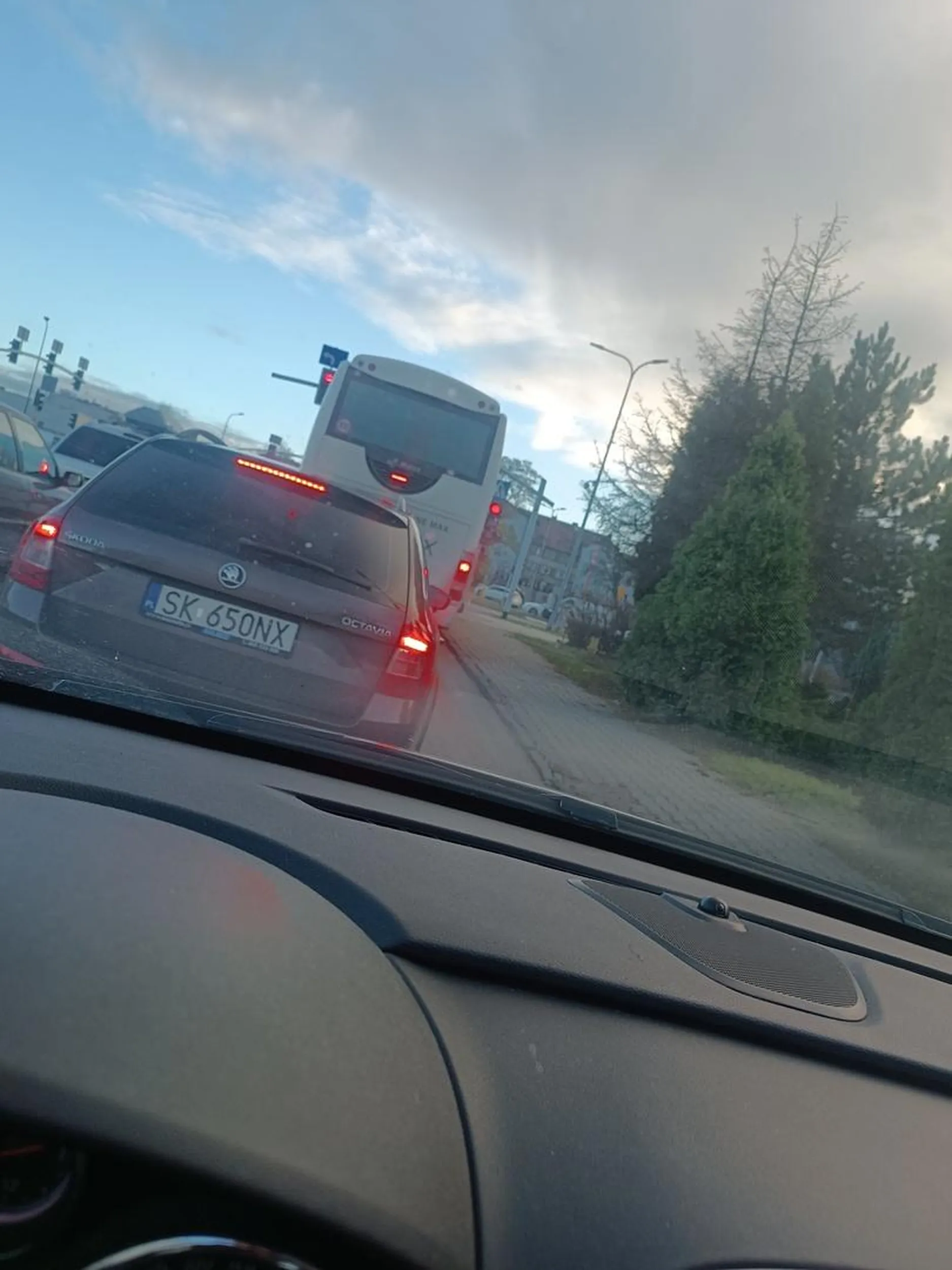 Wymusza, jeździ 30 na 50tce, jeździ jak emerytowany emeryt