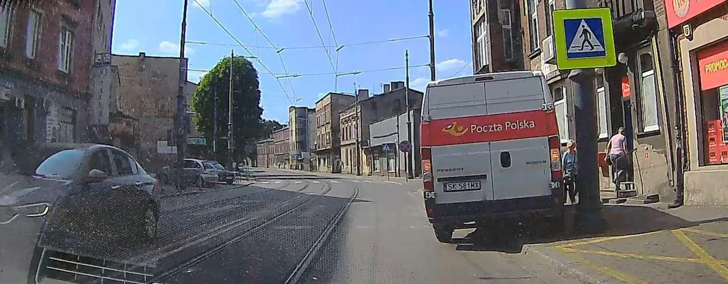 Poczta Polska dba o Polaków, łamiąc przepisy, blokując przejścia dla pieszych i widoczność na nie :)