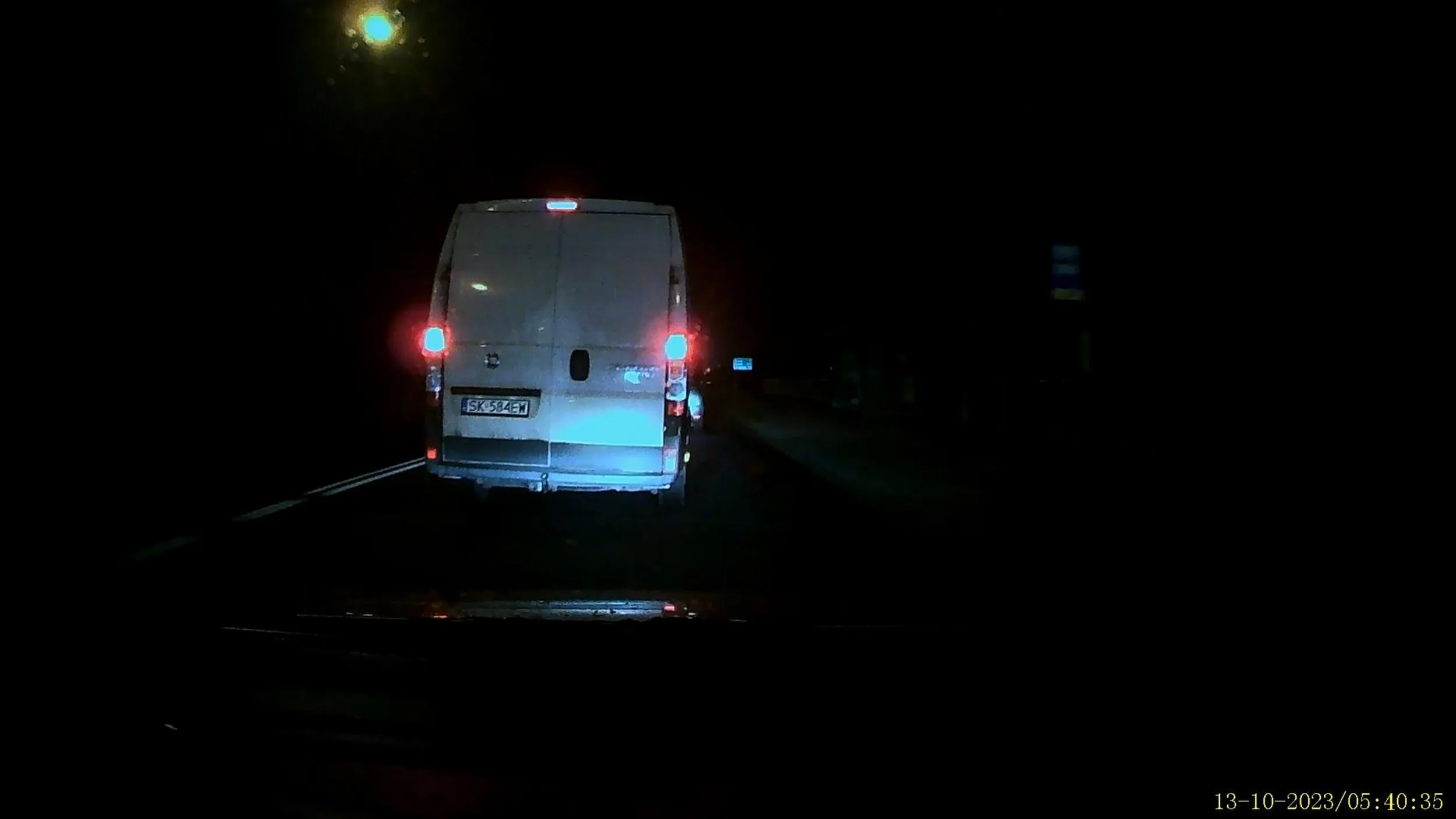 Zajeżdża drogę, następnie hamuje zmuszając do gwałtownego hamowania.