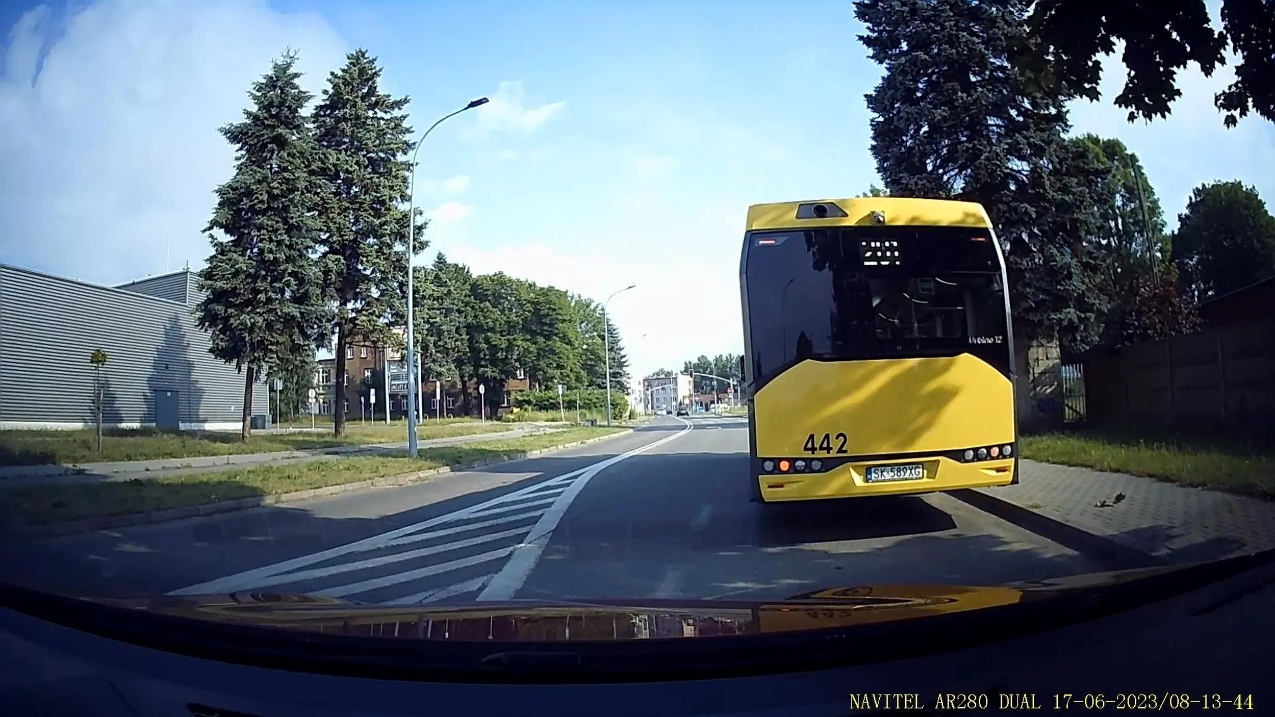 Dureń z autobusu robi sobie parking na drodze