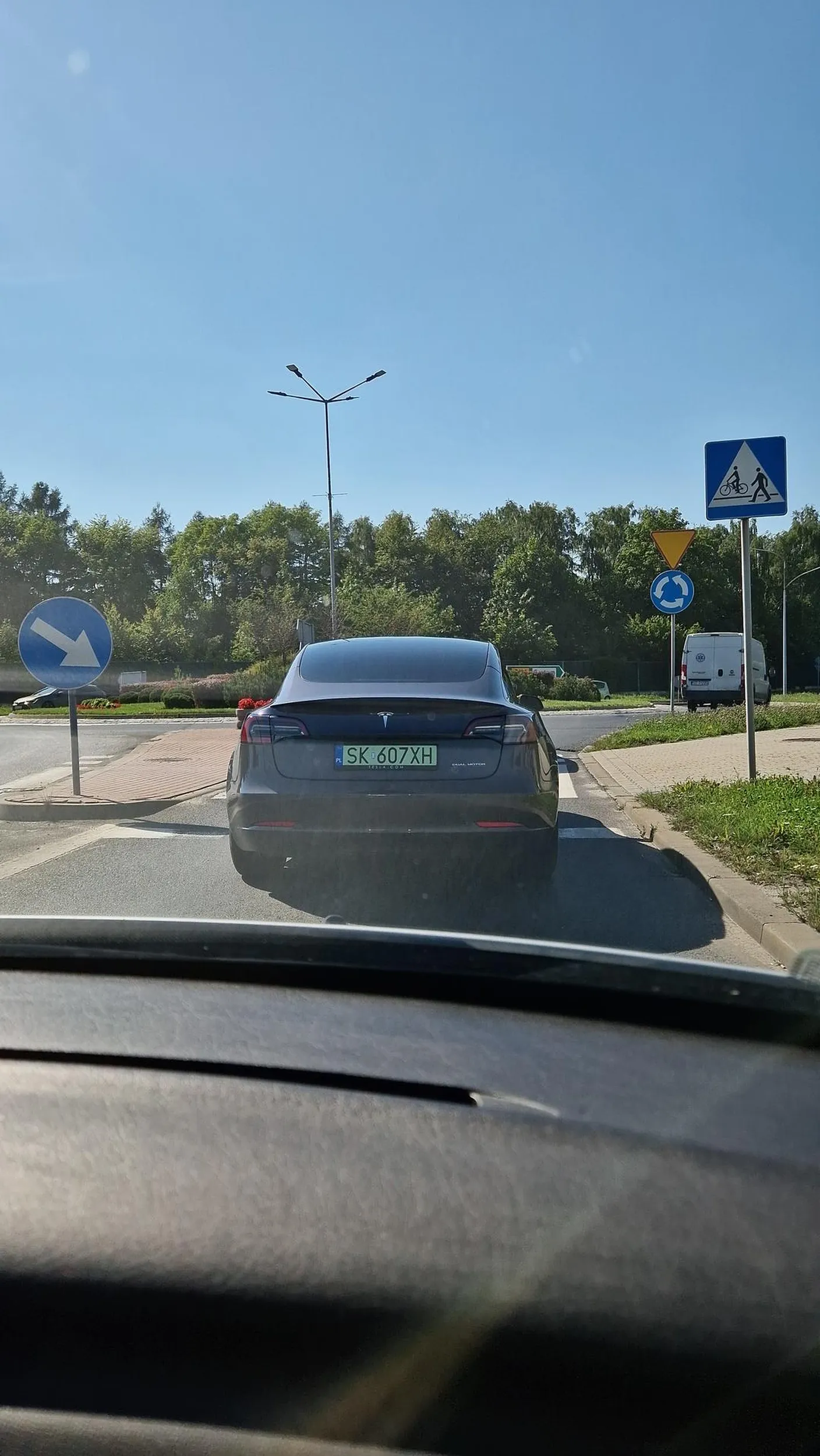 Chyba świeżo się naładował. Wyprzedza z prawej, wjeżdża przed maskę wyprzedzanego i po hamulcu. Na odcinku 4km trzy takie manewry