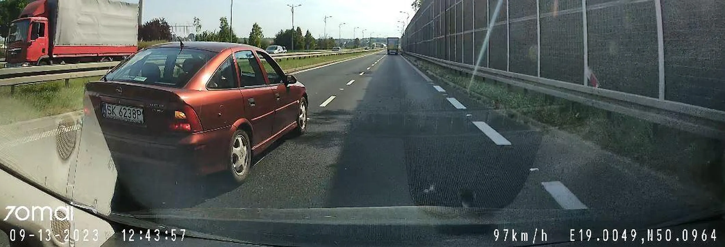 wjazd przed maskę przy 100km/h . Kierunkowskaz to nie pierwszeństwo zmiany pasa- trzeba jeszcze użyć mózgu...