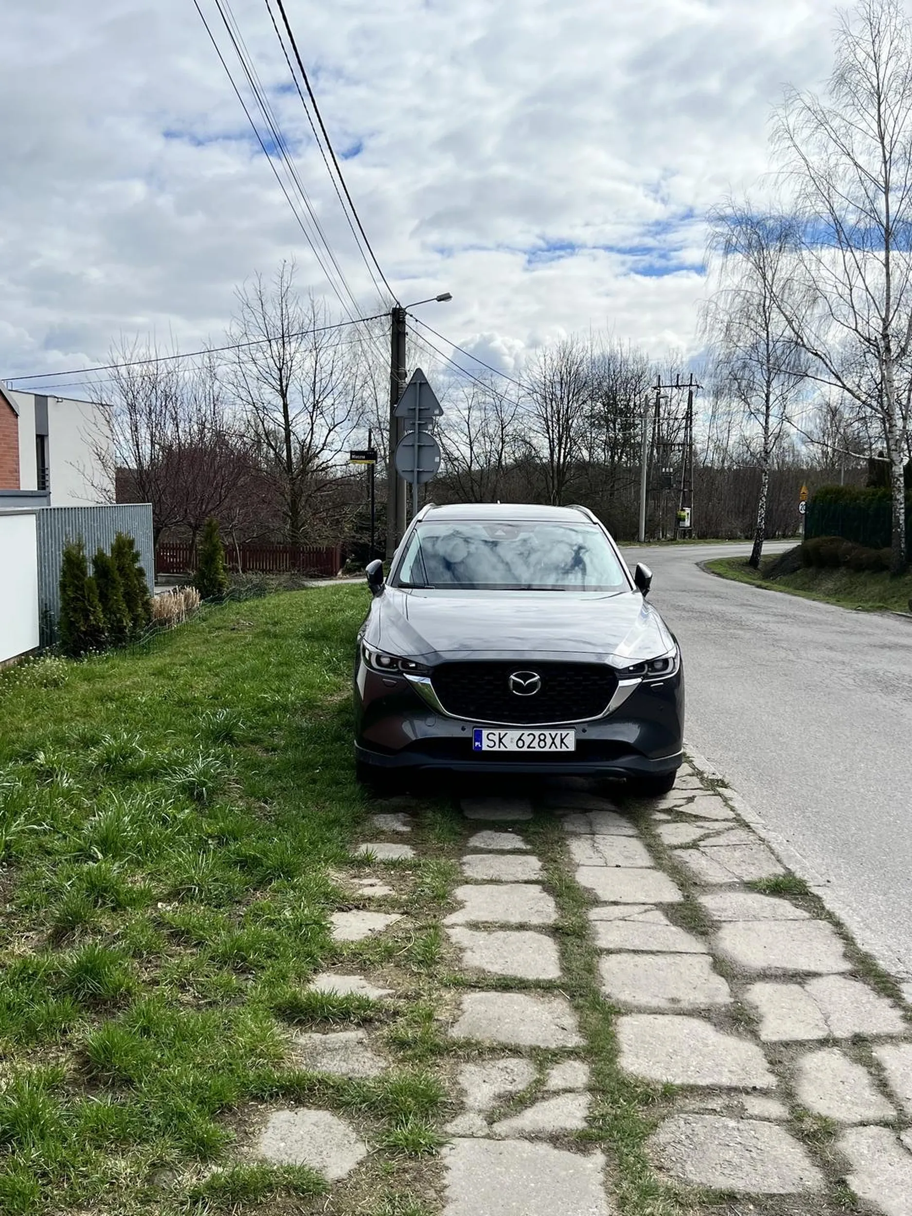 Bezczelne stawanie na chodniku. Wózek z dzieckiem ma przefrunąć? Zgłoszono, gdzie trzeba.