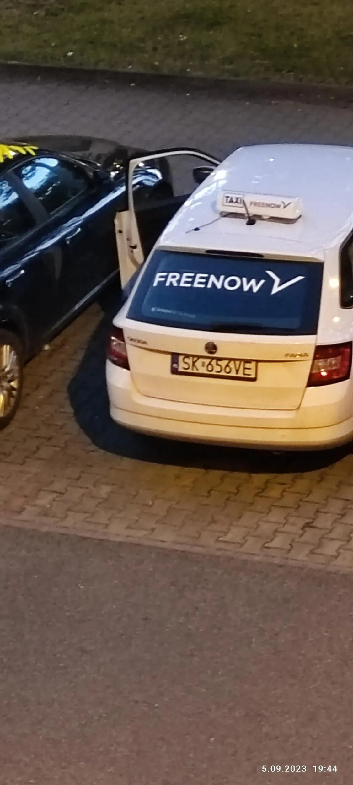 Szanownemu Panu będącemu na przerwie coś wyglądającego na śmiecia po paczce papierosów "wypadło" pod sąsiedni samochód. Proszę wrócić po zgubę.