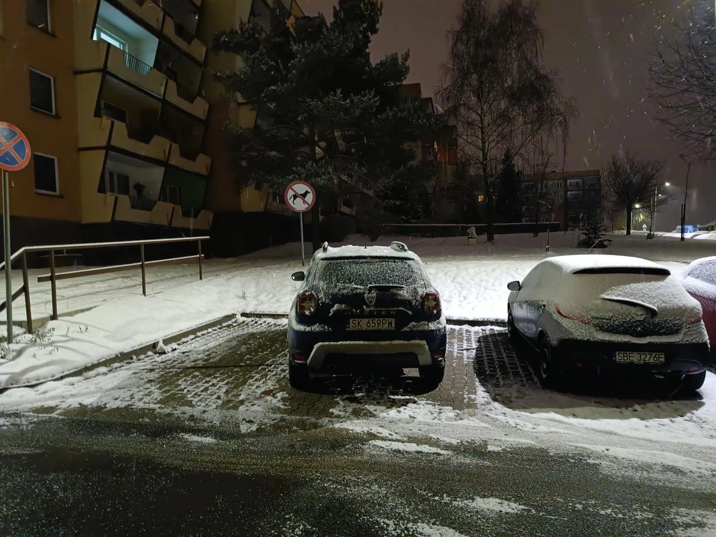 Gość notorycznie zajmuje po 2 miejsca na osiedlowym parkingu.