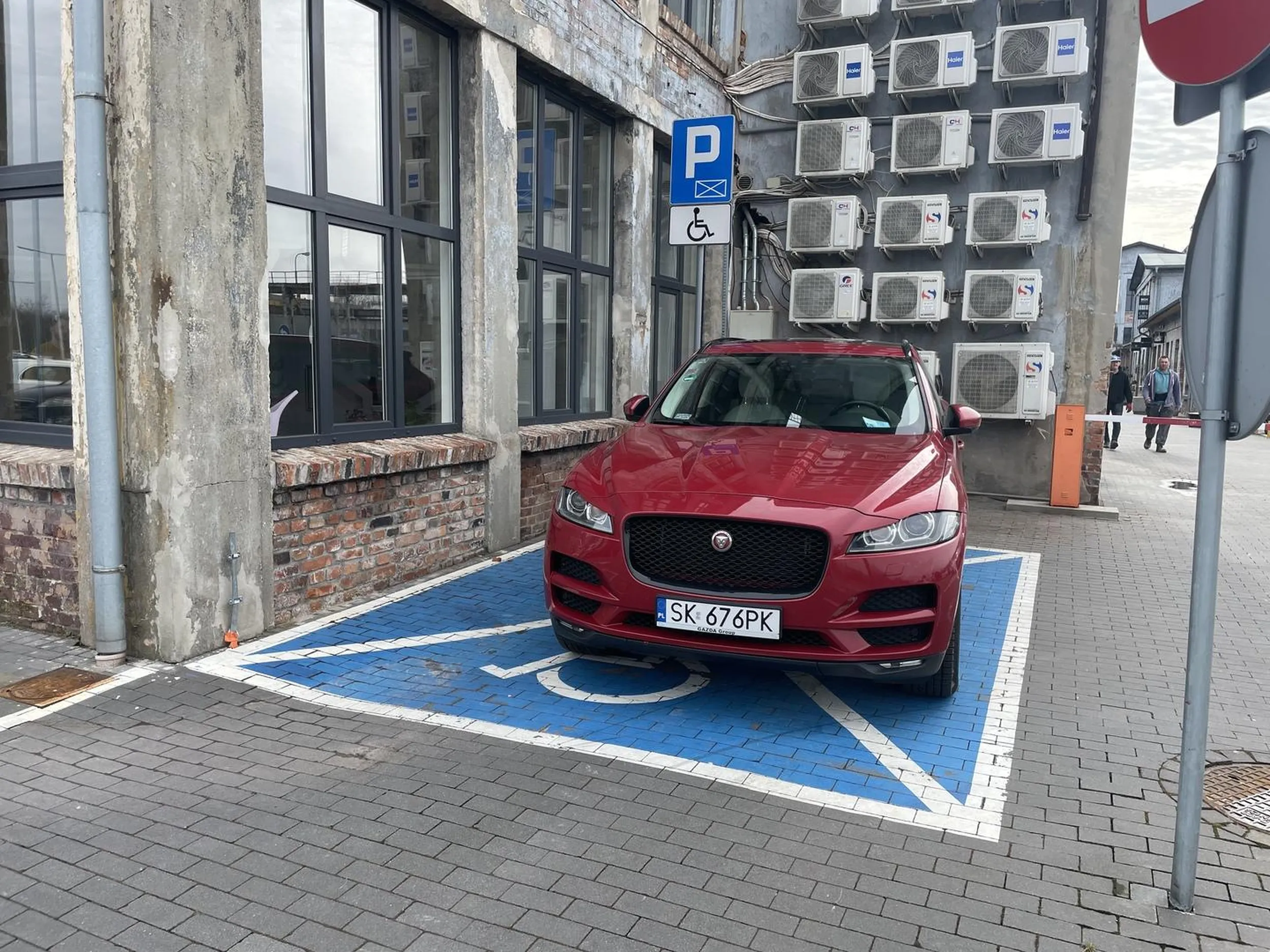 Pan biznesmen zalatwil sobie papiery niepelnosprawnego i parkuje pod firmą.