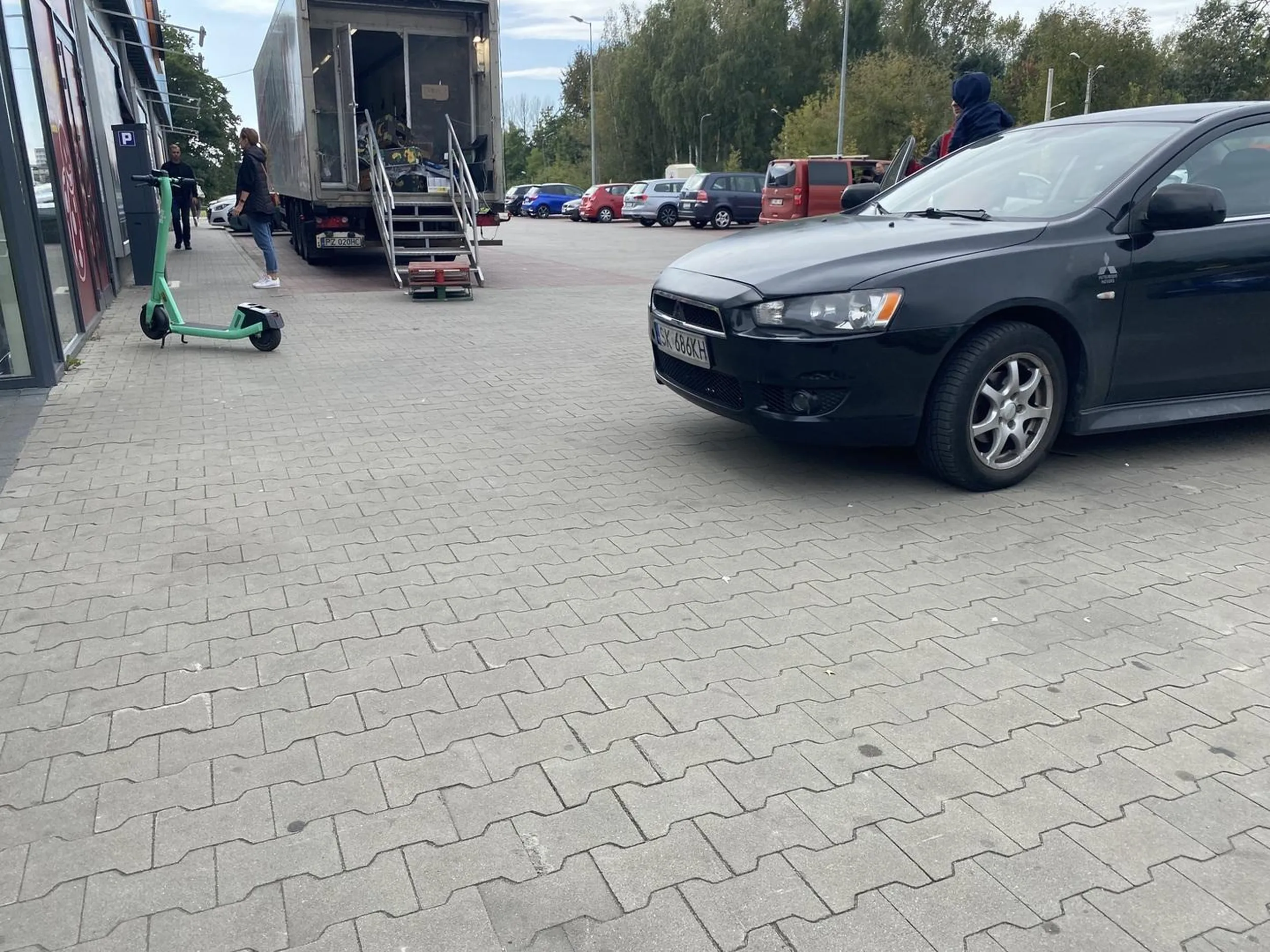 Trzeba było imbecylu tym szrotem juz do srodka wjechac… na alejke z burakami