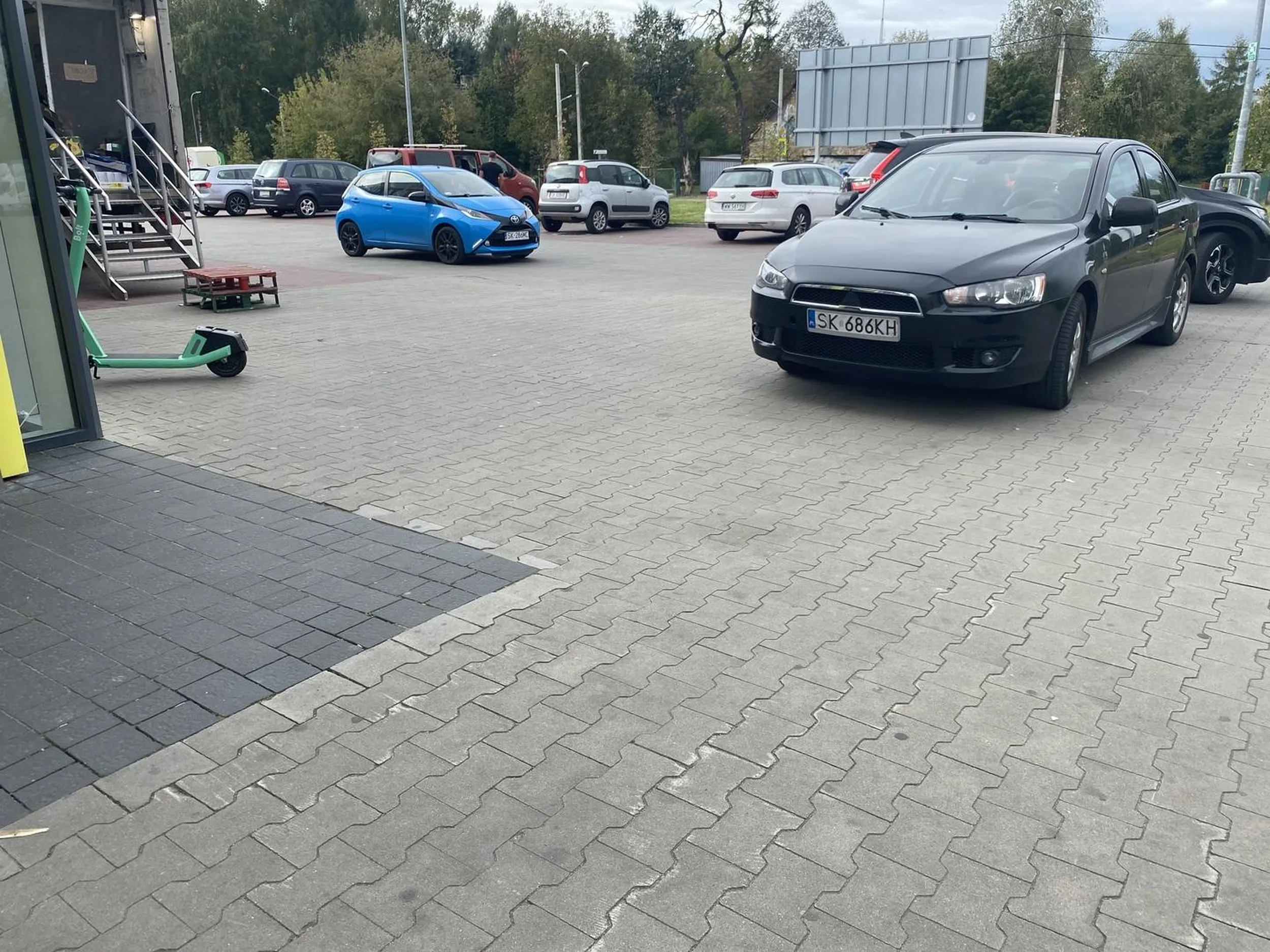 Trzeba było imbecylu tym szrotem juz do srodka wjechac… na alejke z burakami