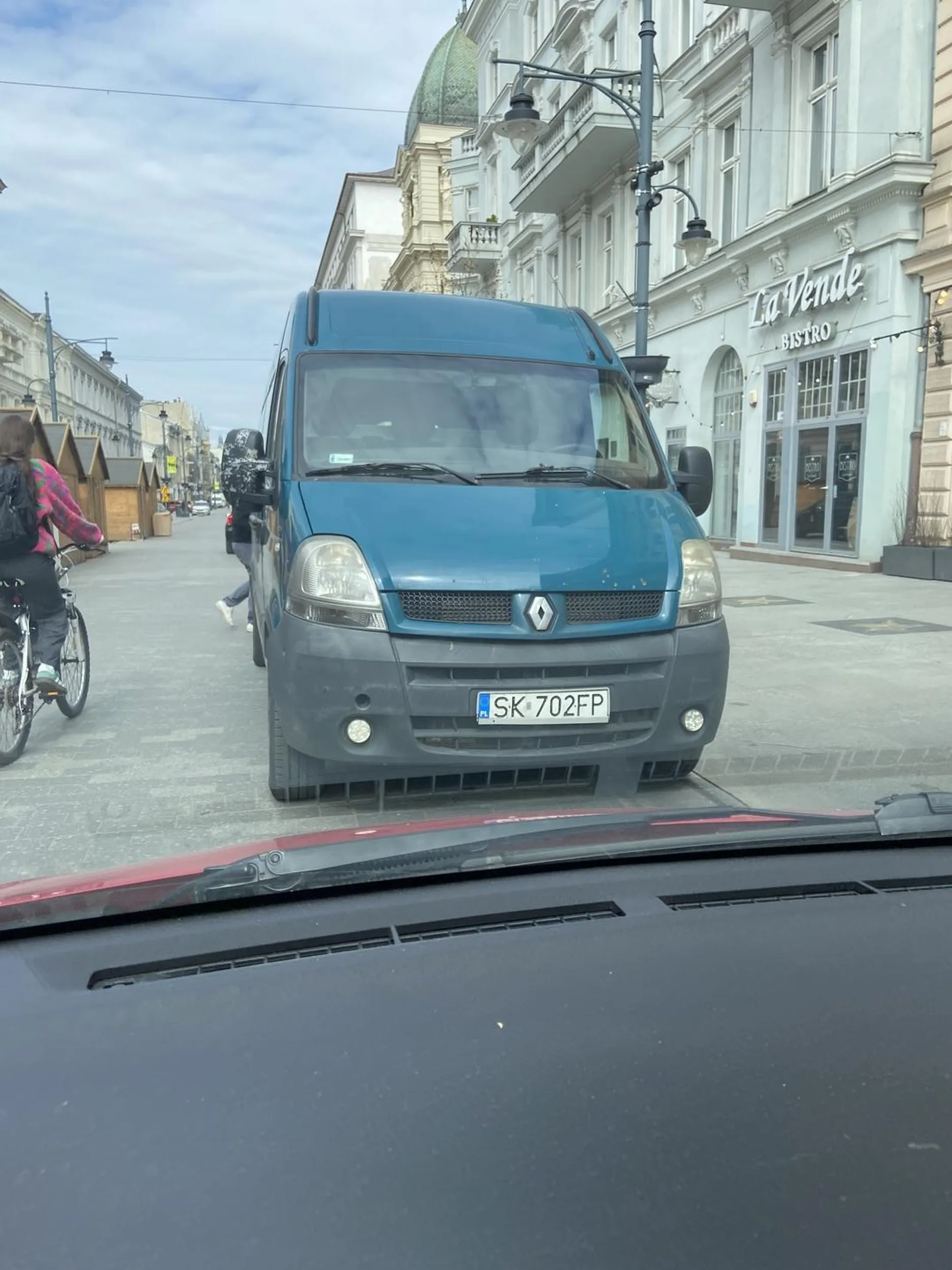 Zastawia wjazd do bramy. Nie reaguje chociaż stoi obok, dopiero po jakimś czasie odjeżdża.