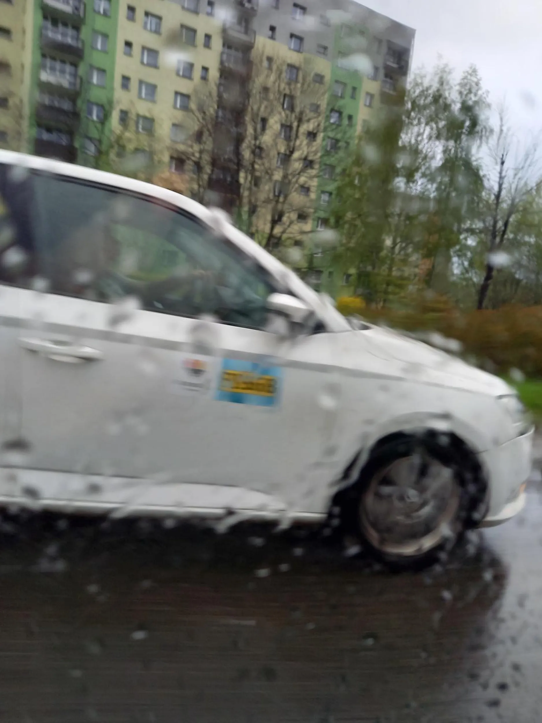 Kierowca ubera nie raczył zatrzymać się przed przejściem na którym BYŁ JUŻ PIESZY chłopak zatrzymał się i tylko dzięki temu nie został potrącony przez pseudo taksówkarza. I to w taką jak na zdjęciach pogodę