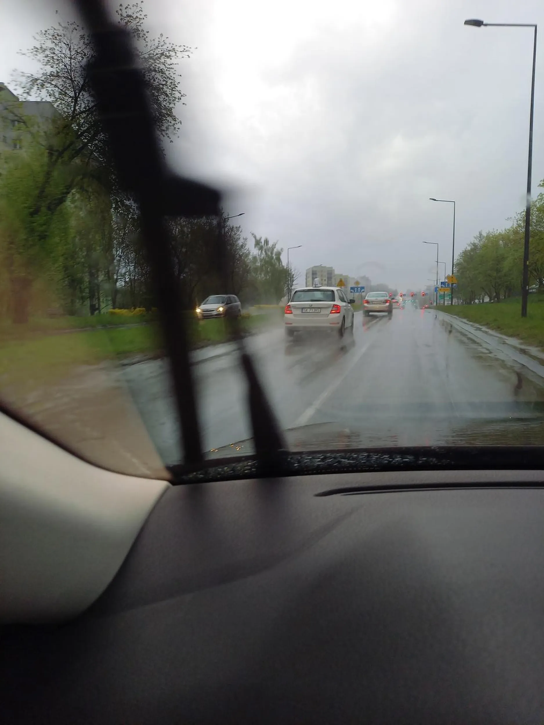 Kierowca ubera nie raczył zatrzymać się przed przejściem na którym BYŁ JUŻ PIESZY chłopak zatrzymał się i tylko dzięki temu nie został potrącony przez pseudo taksówkarza. I to w taką jak na zdjęciach pogodę