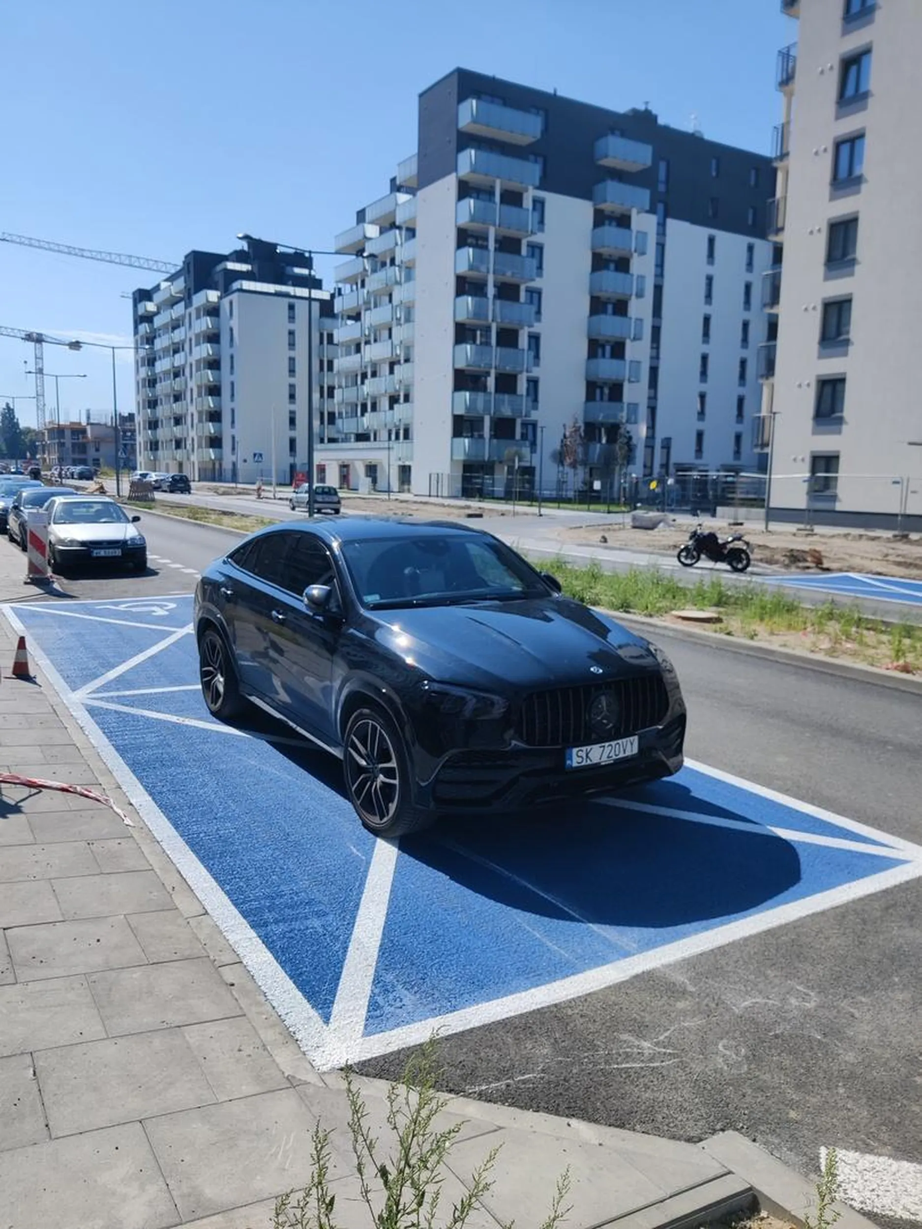 Inwalidztwo umysłowe... Brak info za szybą o pozwoleniu na parkowanie.