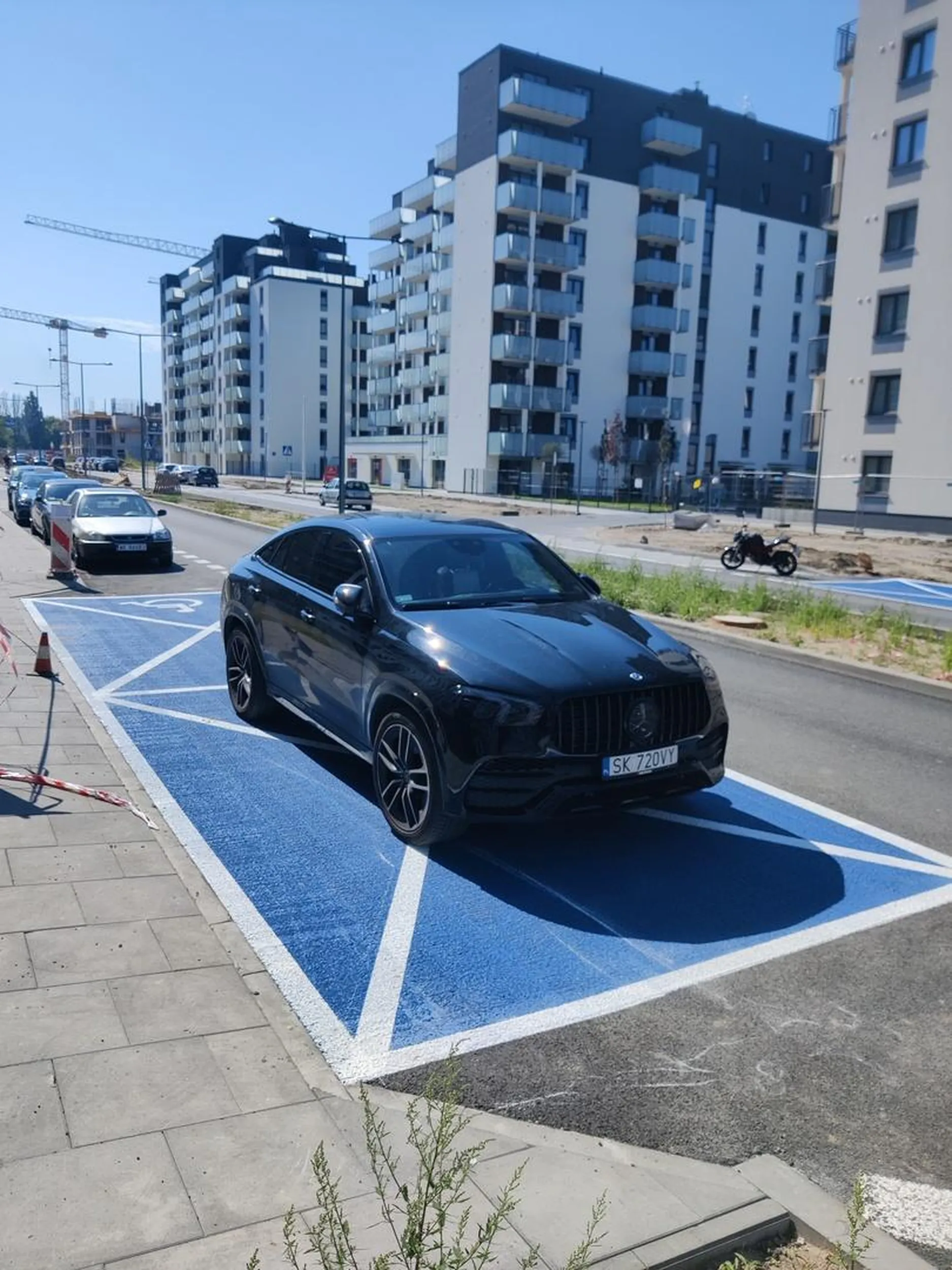 Inwalidztwo umysłowe... Brak info za szybą o pozwoleniu na parkowanie.