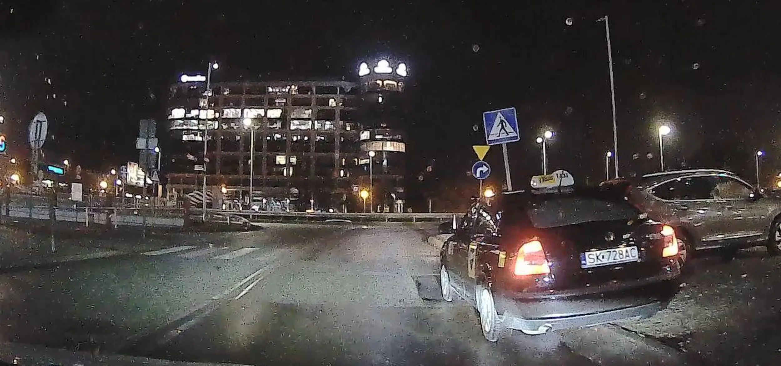 Podczłowiek z 20-letniej taryfy ma w d00pie zakaz postoju i zatrzymywania, przejście dla pieszych (min. 10 m) i skrzyżowanie (min. 10 m). Uprawnienia do utylizacji. Ciekawe czy cała rodzina upośledzona, czy tylko on.