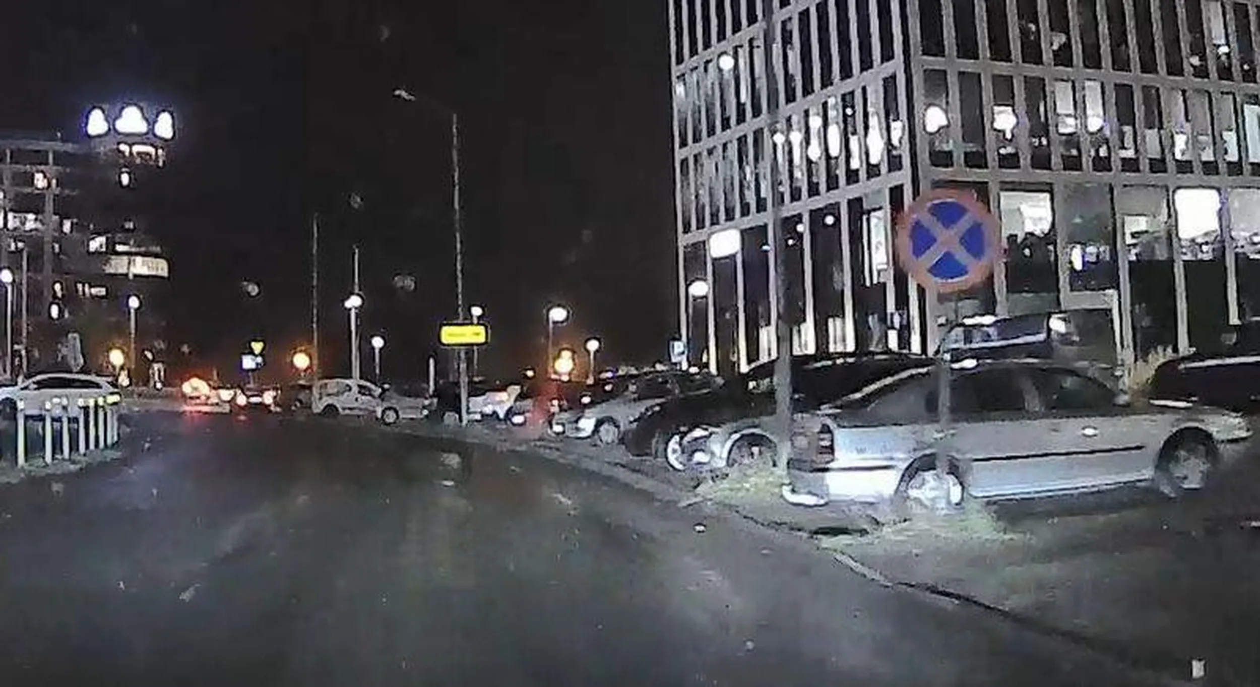 Podczłowiek z 20-letniej taryfy ma w d00pie zakaz postoju i zatrzymywania, przejście dla pieszych (min. 10 m) i skrzyżowanie (min. 10 m). Uprawnienia do utylizacji. Ciekawe czy cała rodzina upośledzona, czy tylko on.