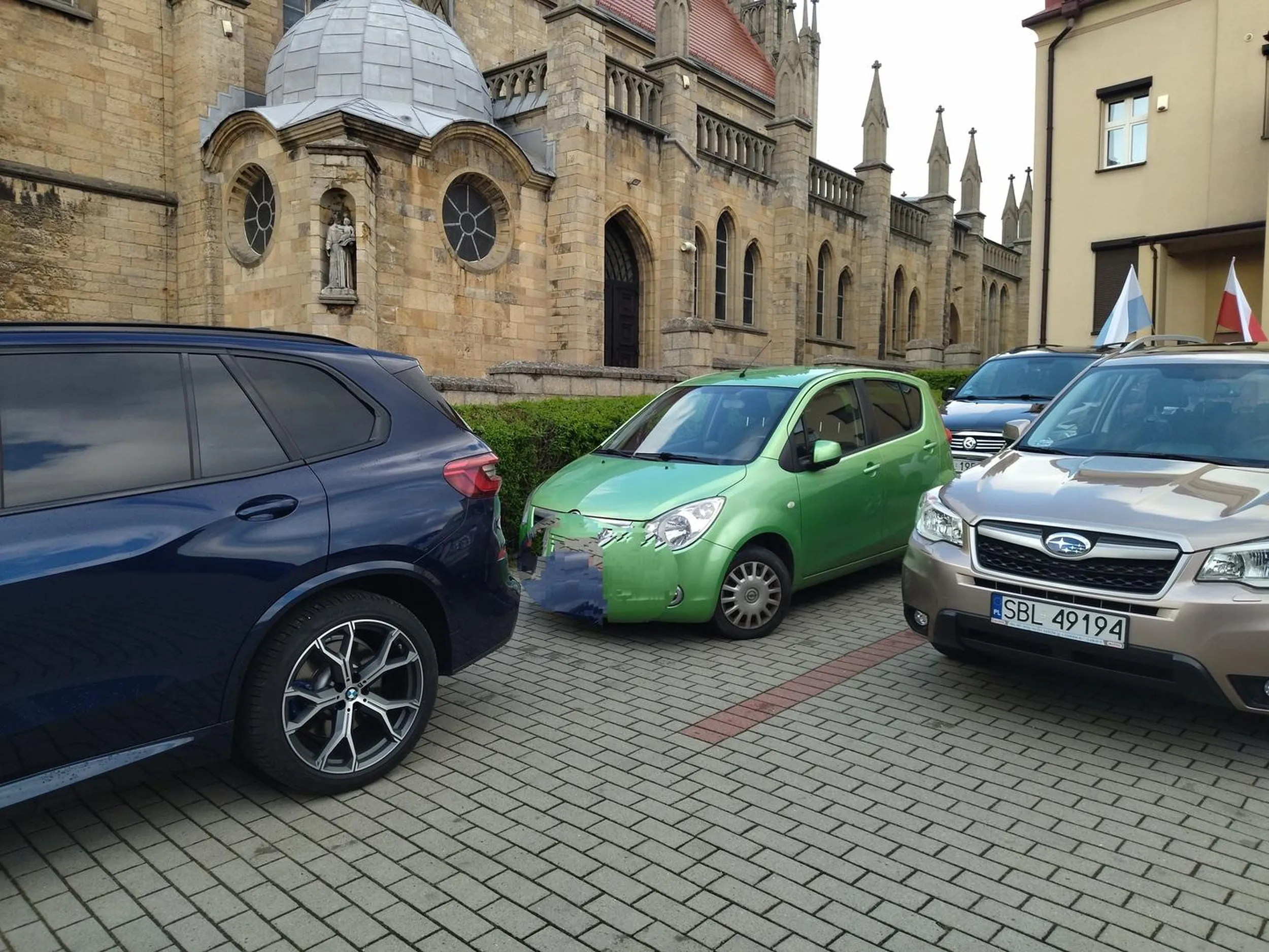 Niedzielny kierowca zastawia samochody pod kościołem Myśli że ma BMW to może wszystko