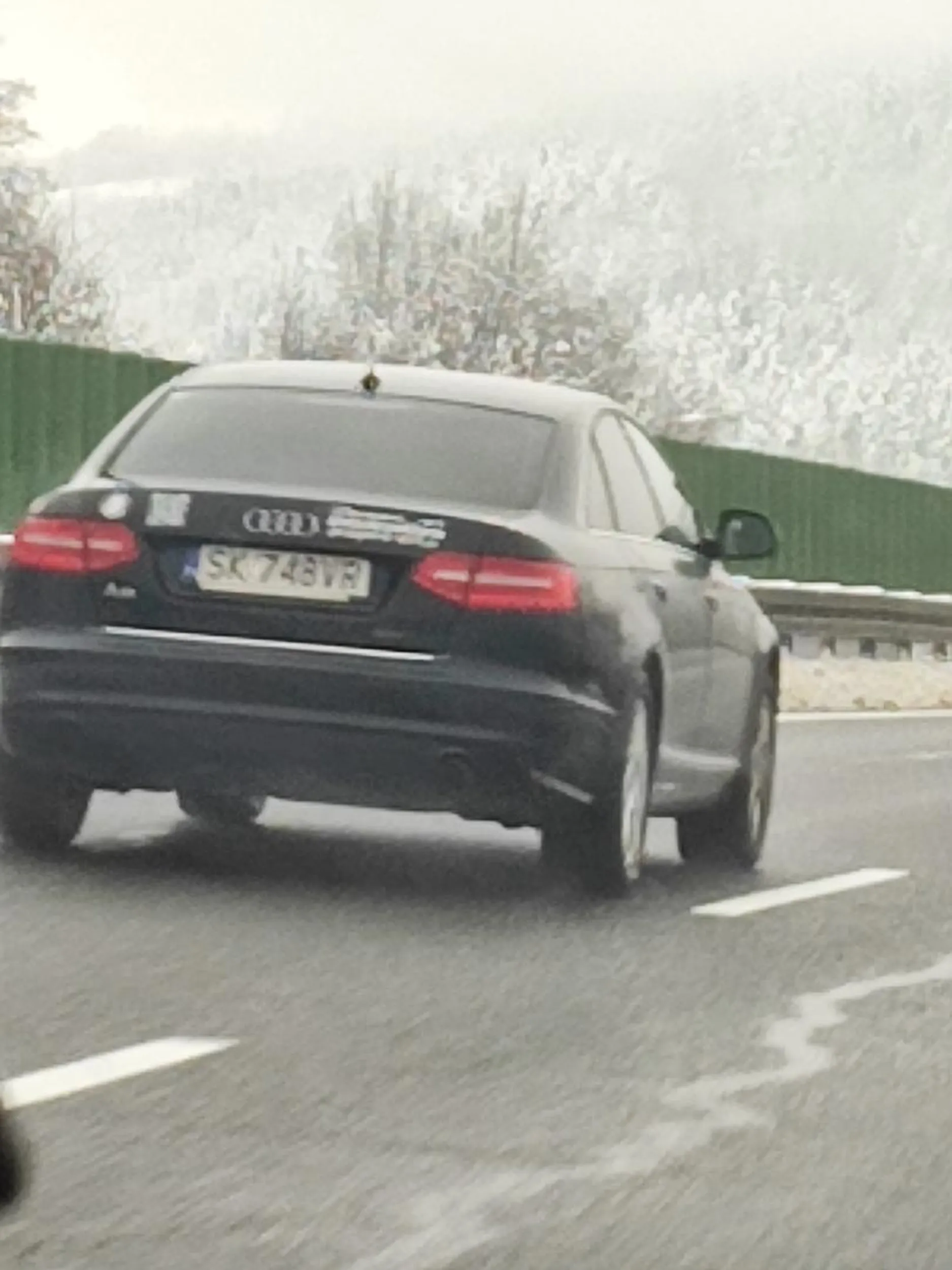 Król lewego pasa 2.0 TDI. Zajeżdża drogę, hamuje przed maska.