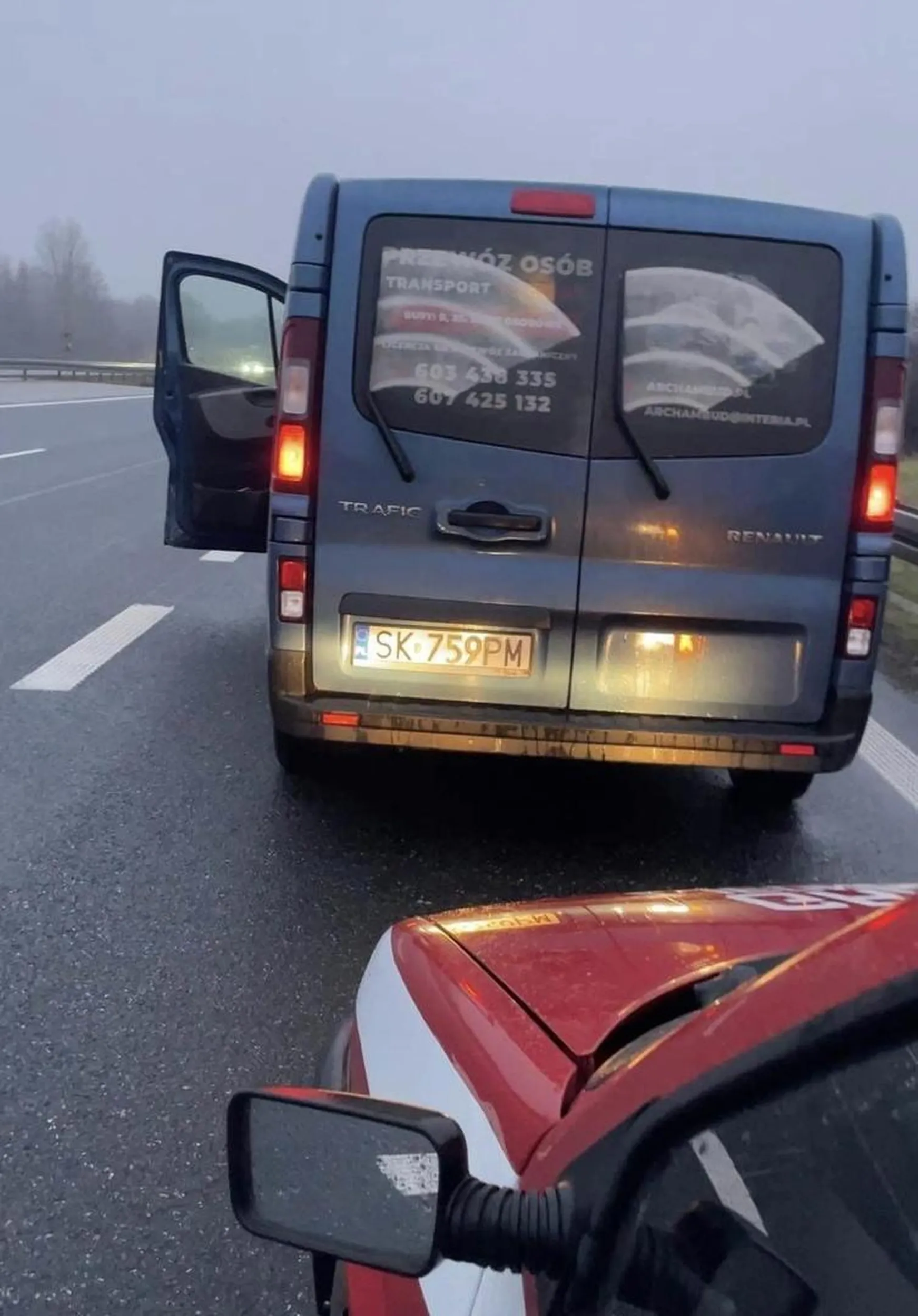 Człowiek wepchnął się na A4 na pas, wyprzedzając na trzeciego na lini ciągłej, uderzył w mój zderzak przedni z prawej strony i uciekł z miejsca zdarzenia. Moje auto straciło przyczepność, ale je wyprowadziłam. Zaczęłam go gonić i on potem na zjeździe zaczal się tłumaczyć, że jemu się spieszyło i proponował mi śmieszne 100zł. 100zł jest dla ciebie warte czyjeś życie, buracka istoto? Tak ma wyglądać „przewóz osób” który reklamujesz na samochodzie?