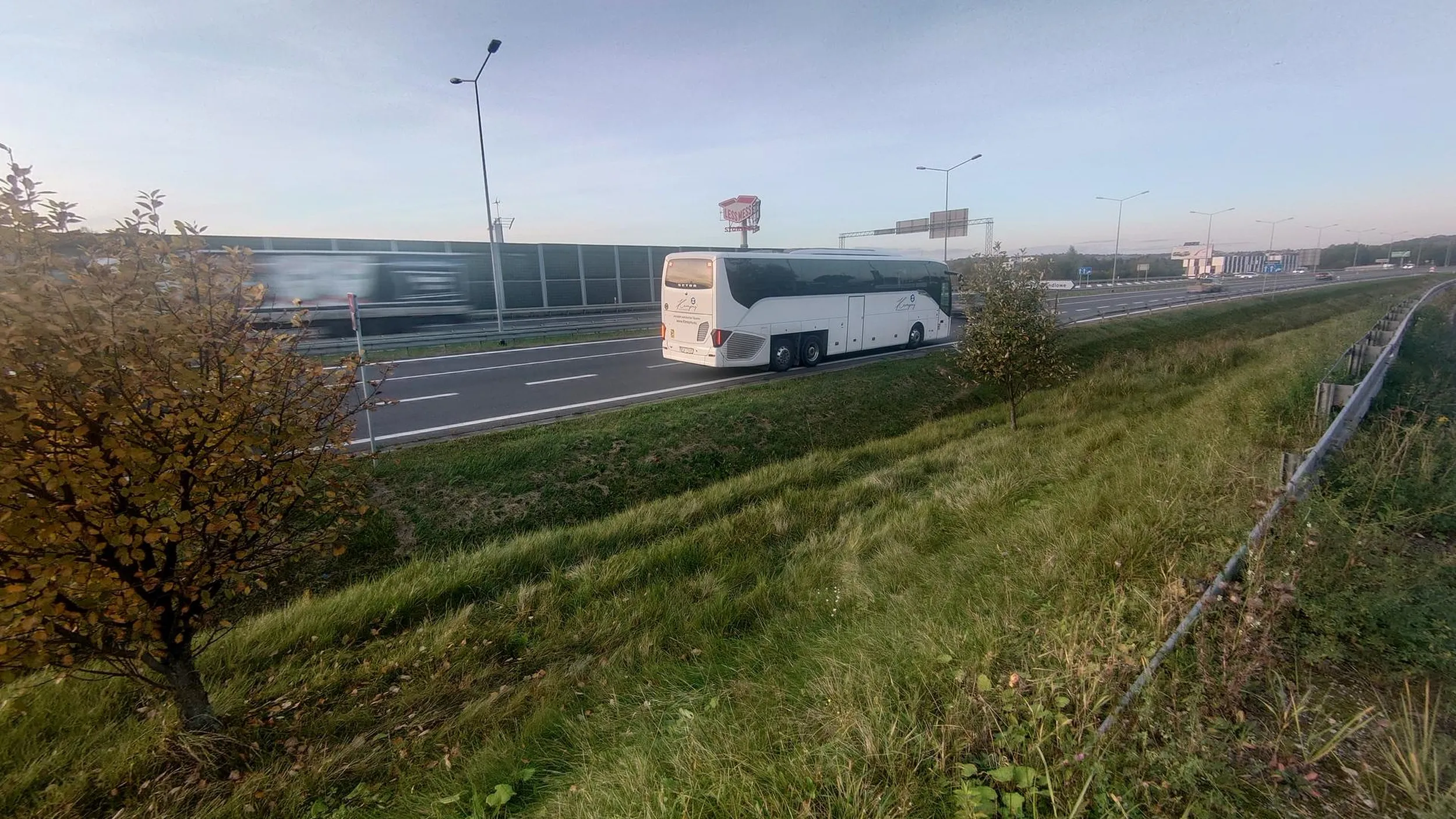 Mądry inaczej stoi na pasie rozbiegowym/do skrętu i urządza sobie pogawędki z kolegą. Za nim stoi kilka aut które nie mogą ruszyć przez zbyt duży ruch. Po 20stu minutach po prostu odjechał, więc żadnej awarii nie ma. Ciesz się, że żadnego wypadku nie spowodowałeś