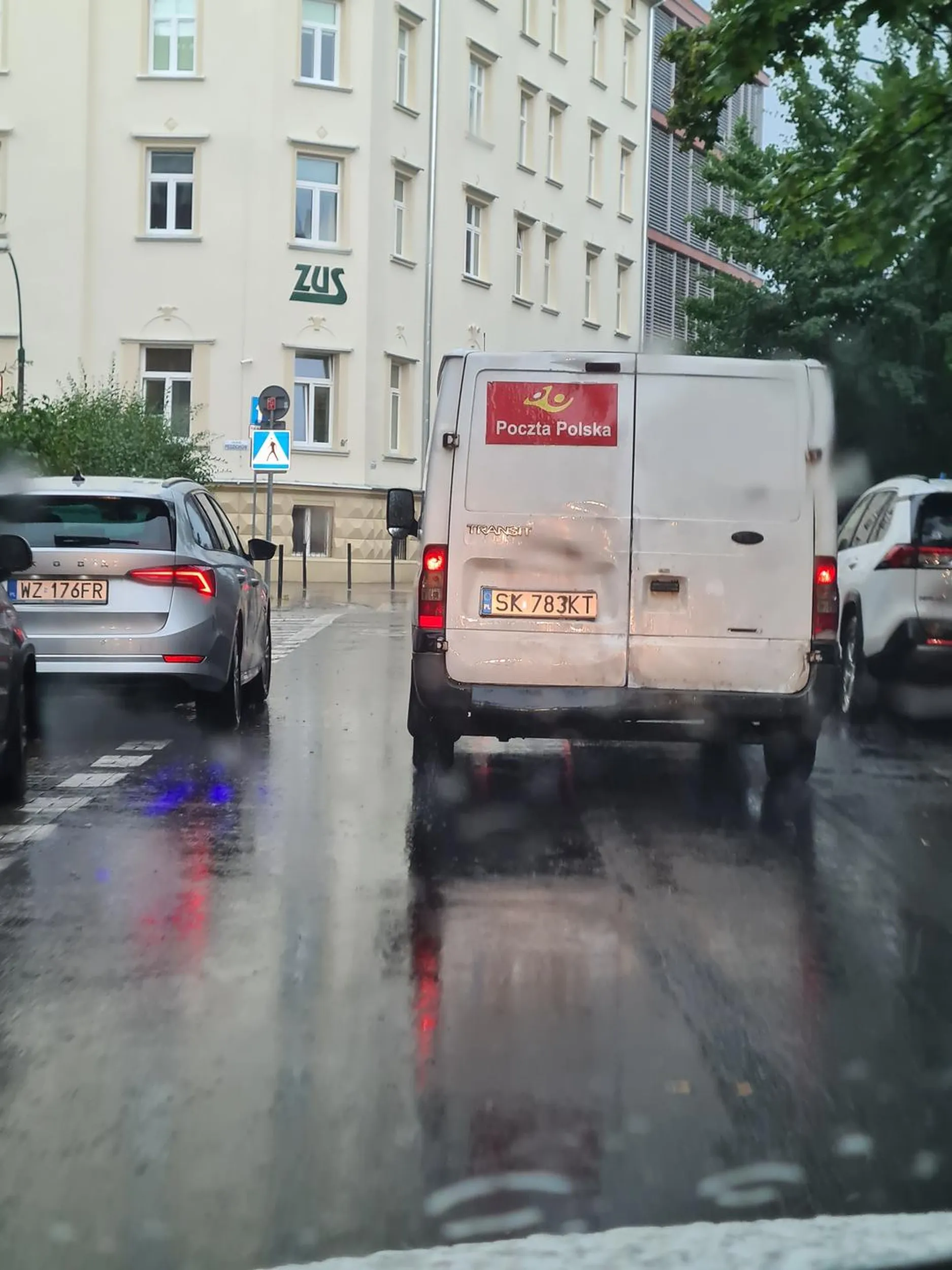 Kierowca wymusza pierwszeństwo w chamski sposób! Pieprzony kurier. Egoista. Stwarza zagrożenie na drodze. Ślepy na innych!