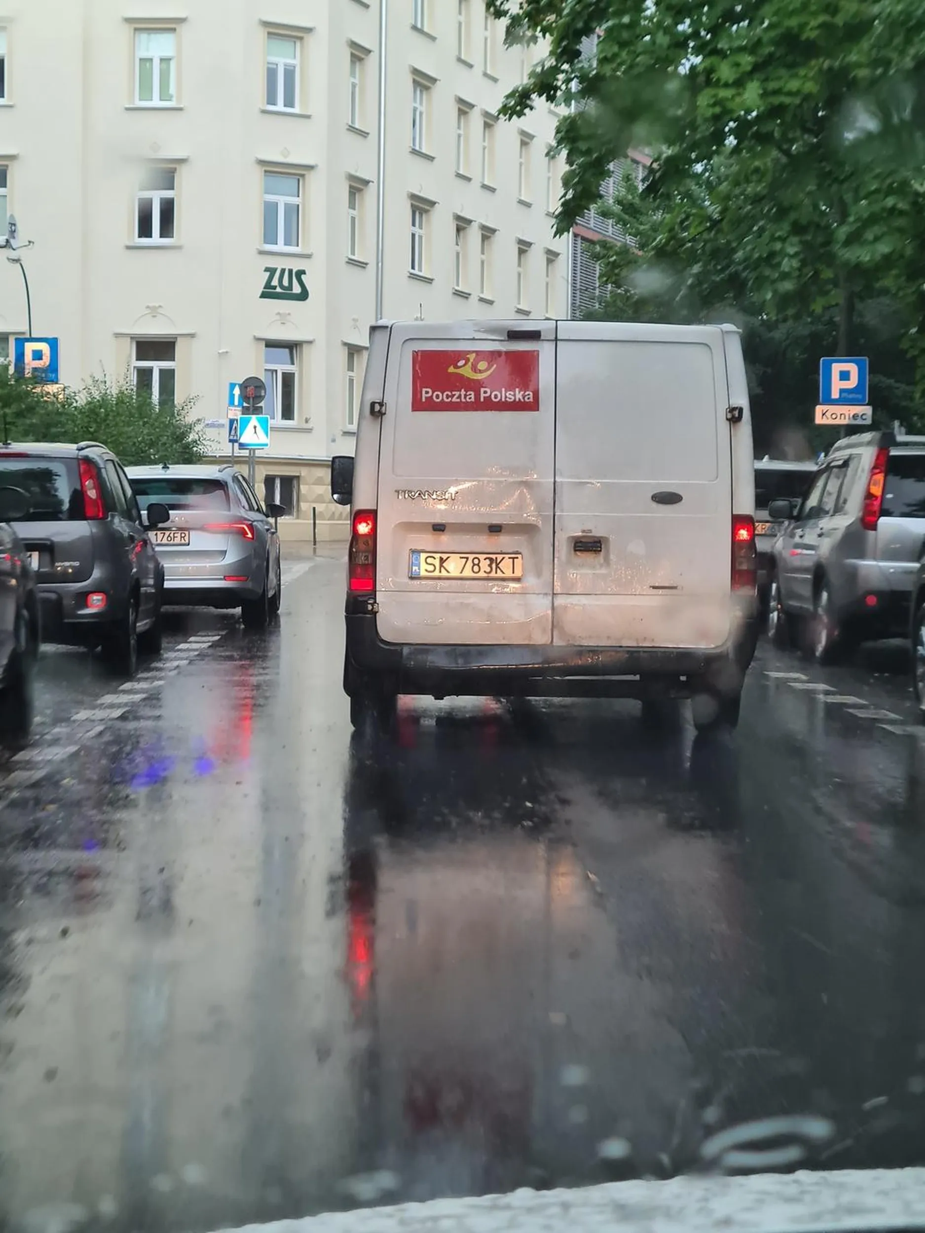 Kierowca wymusza pierwszeństwo w chamski sposób! Pieprzony kurier. Egoista. Stwarza zagrożenie na drodze. Ślepy na innych!